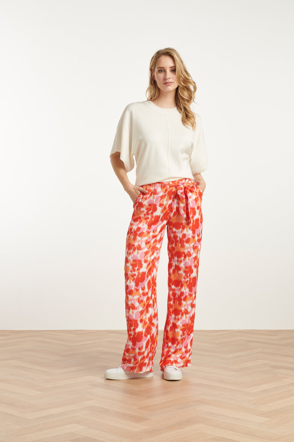 25209 Satijnen Broek Met Peach Bloemenprint | Peach-Multicolour