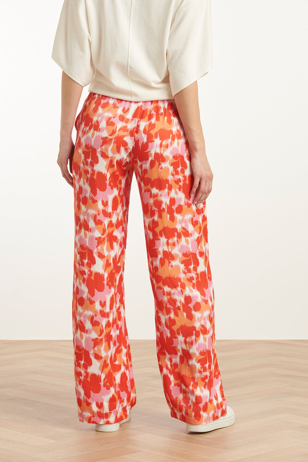 25209 Satijnen Broek Met Peach Bloemenprint | Peach-Multicolour