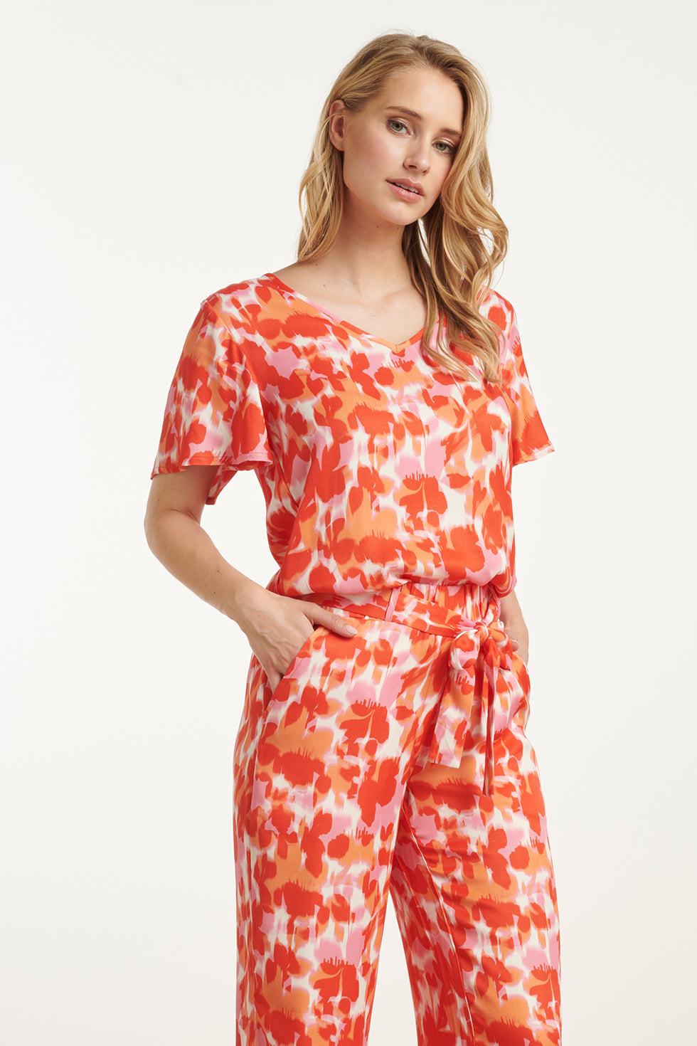 25210 Satijnen Top Met Peach Bloemenprint | Peach-Multicolour