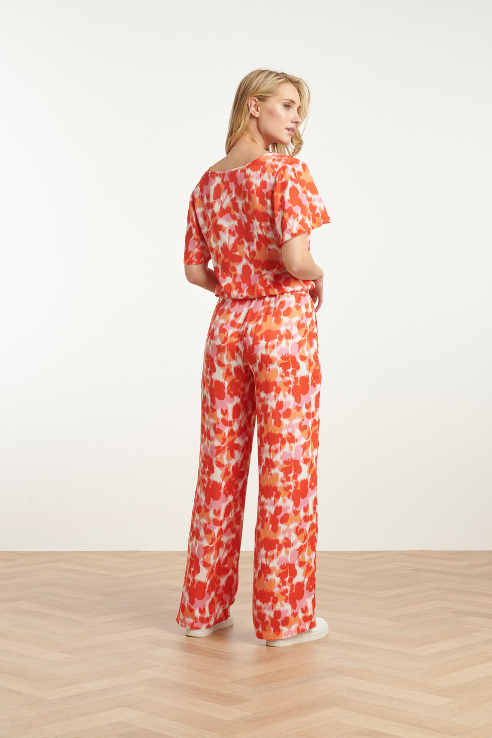 25210 Satijnen Top Met Peach Bloemenprint | Peach-Multicolour