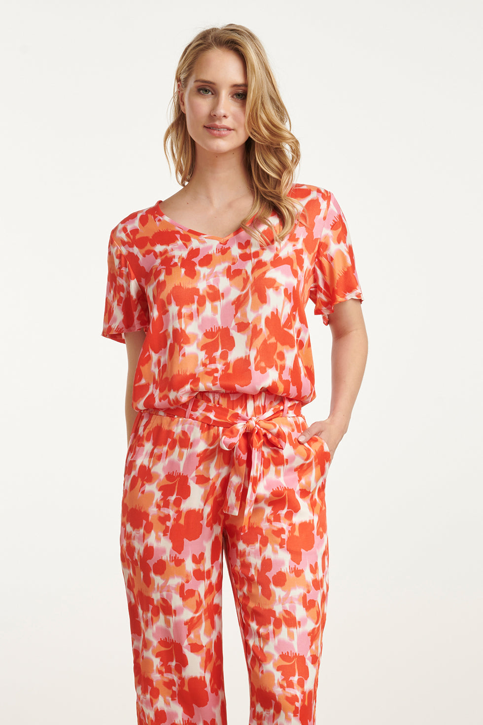 25210 Satijnen Top Met Peach Bloemenprint | Peach - Muticolour