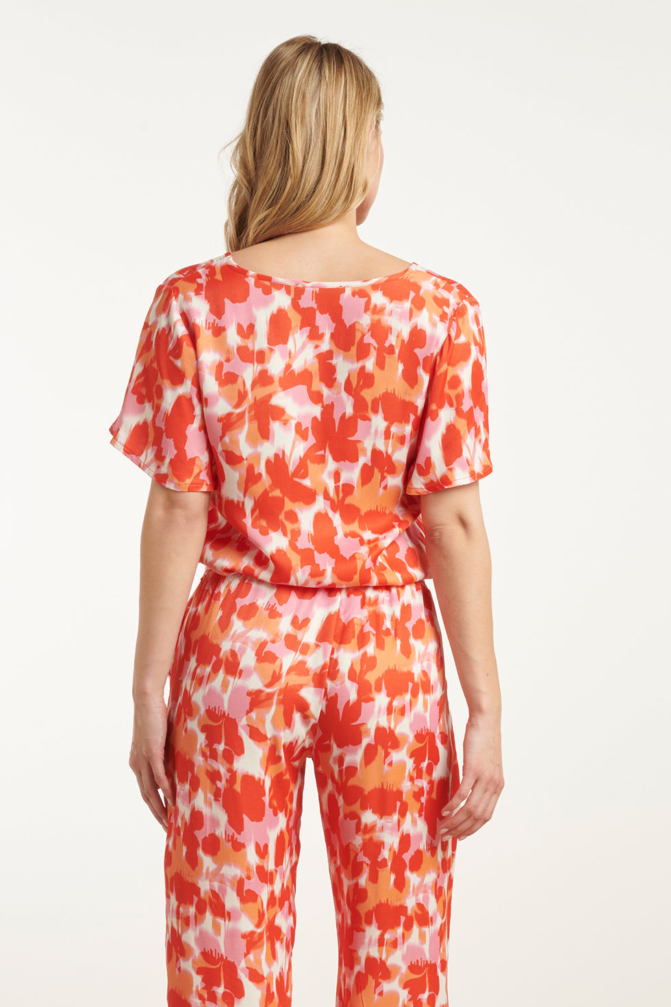 25210 Satijnen Top Met Peach Bloemenprint | Peach-Multicolour