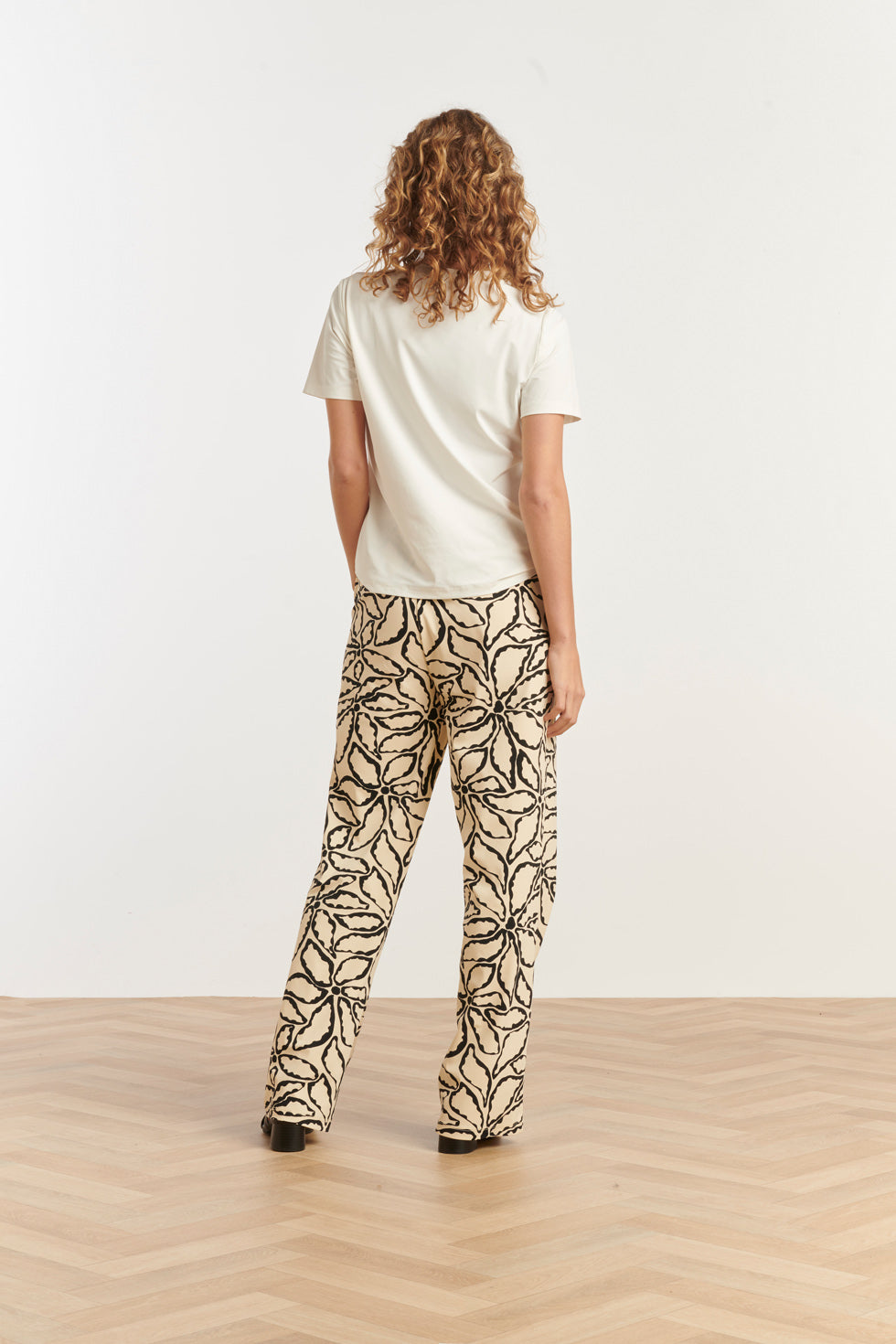 25235 Wide Leg Travel Quality Broek Met E Bloemenprint | Sand-Black