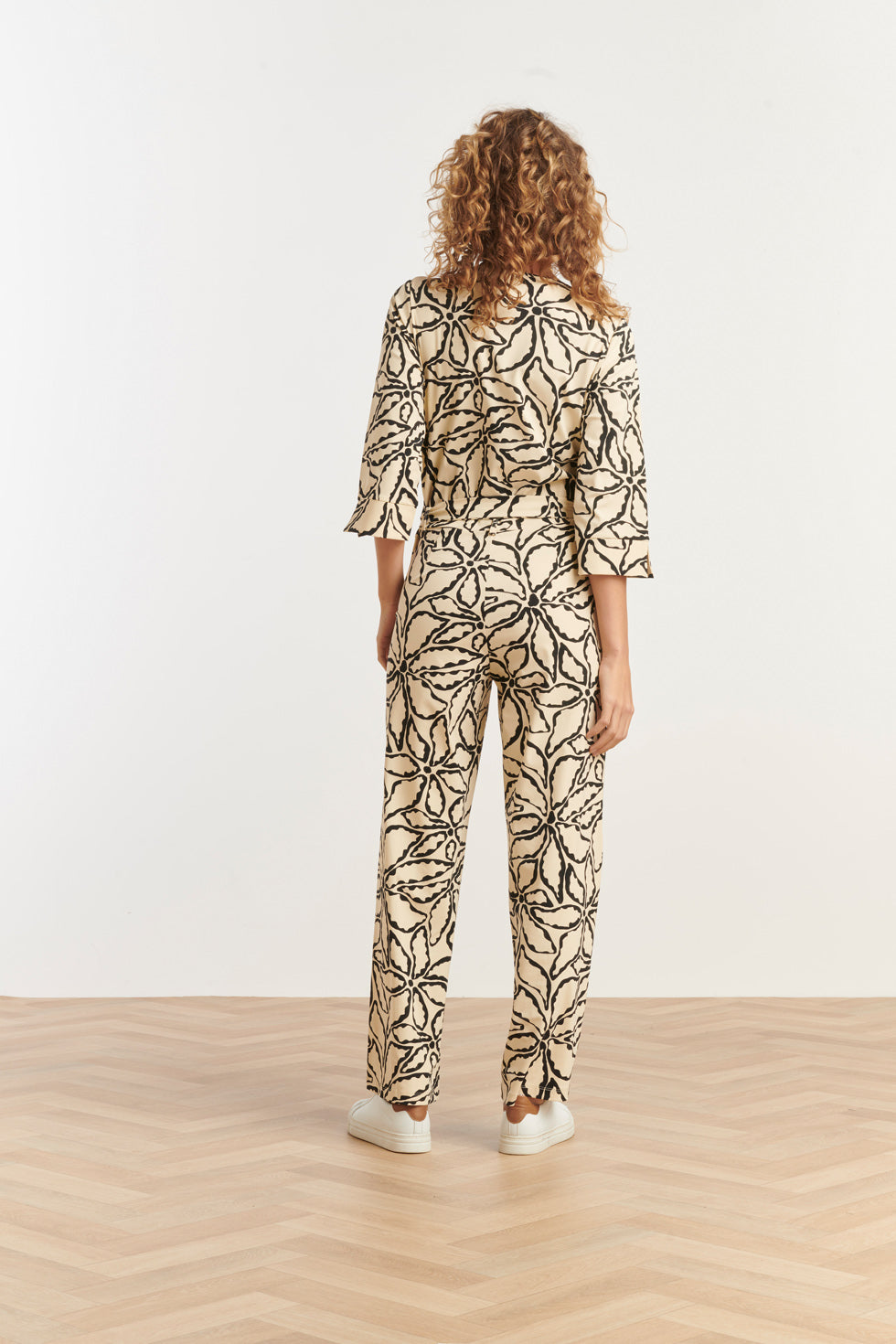 25241 Jumpsuit Met E Bloemenprinttravel Kwaliteit | Sand-Black