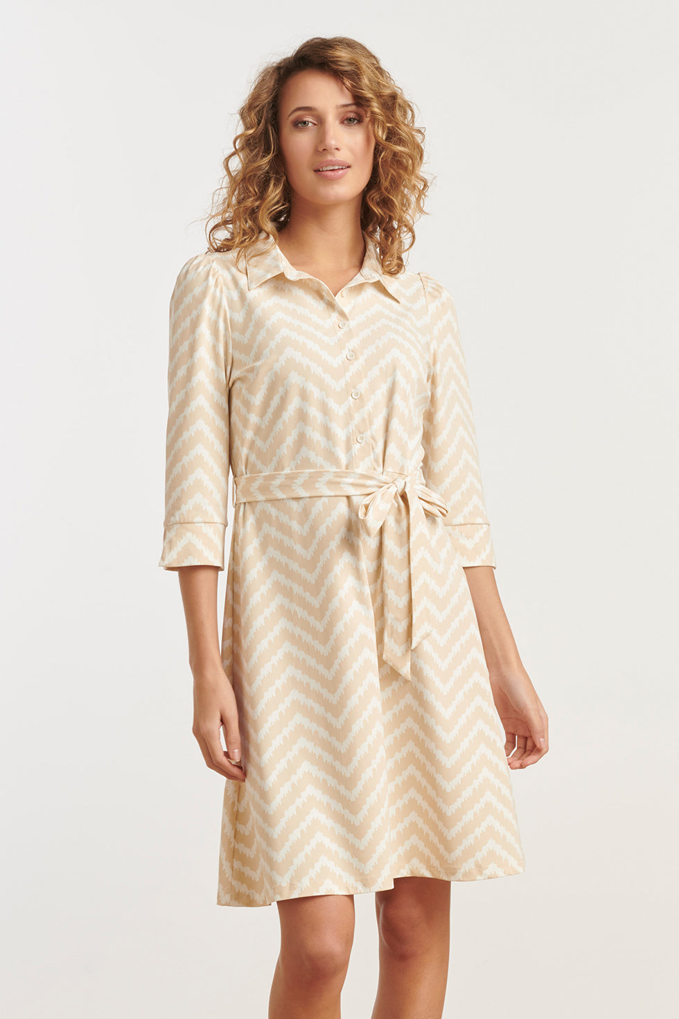 25244 Offwhite Zigzag Geprinte JurkTravelkwaliteit | Off White - Sand