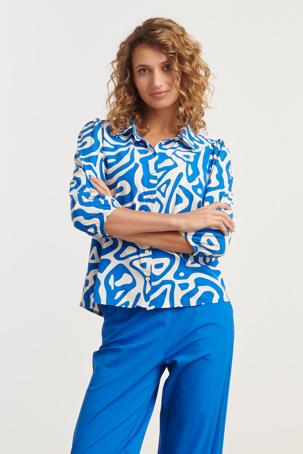 25249 Cobaltte Graphic Geprinte BlouseTravelkwaliteit | Cobalt - White