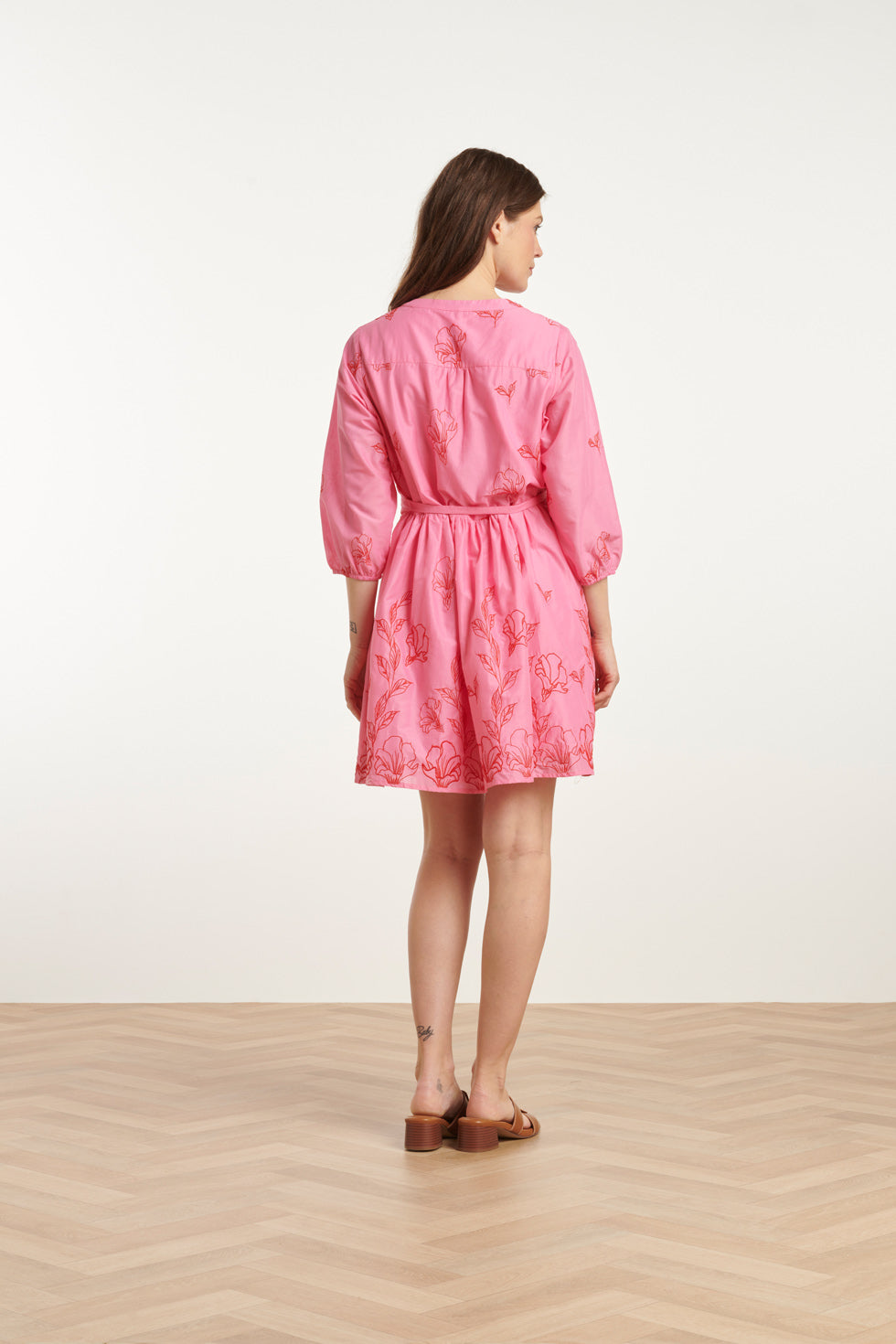 25263 Bloemen Geborduurde Korte Jurk Met V-Hals | Pink-Red