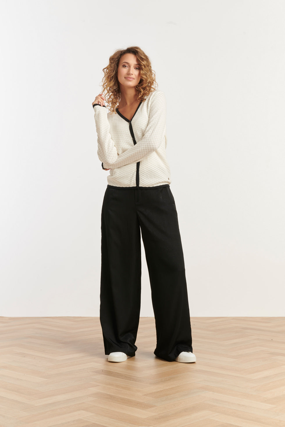 25265 Off White Knitted Cardigan Met E Contrast Details | Offwhite-Black