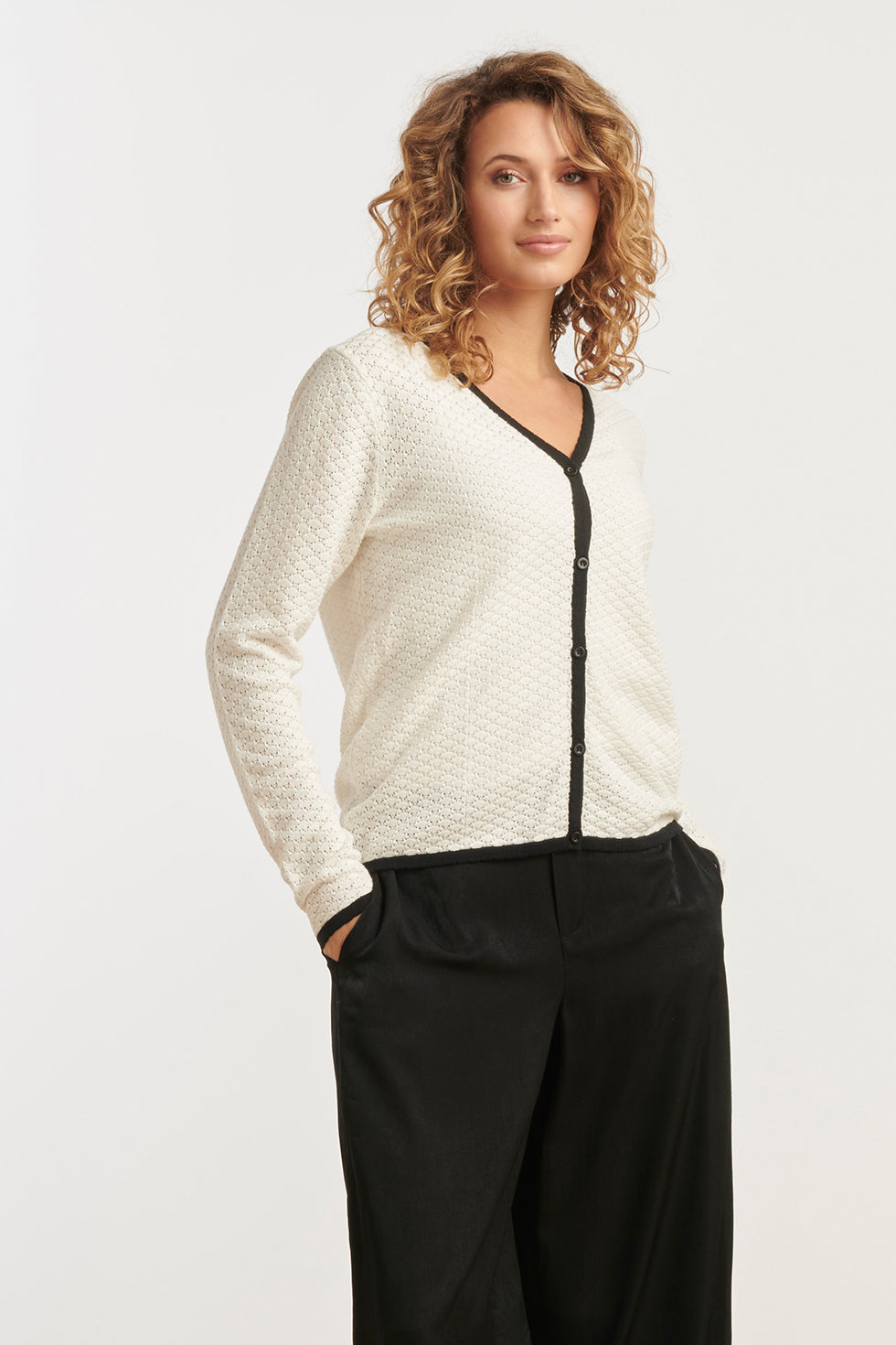 25265 Off White Knitted Cardigan Met E Contrast Details | Offwhite-Black