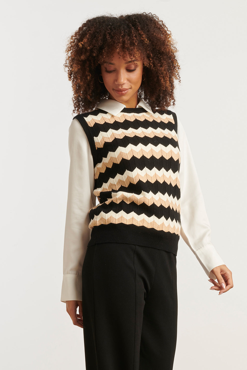 25525 Zigzag Top In Zwarten Zand – Mouwloze Gebreide Spencer | Black - Sand