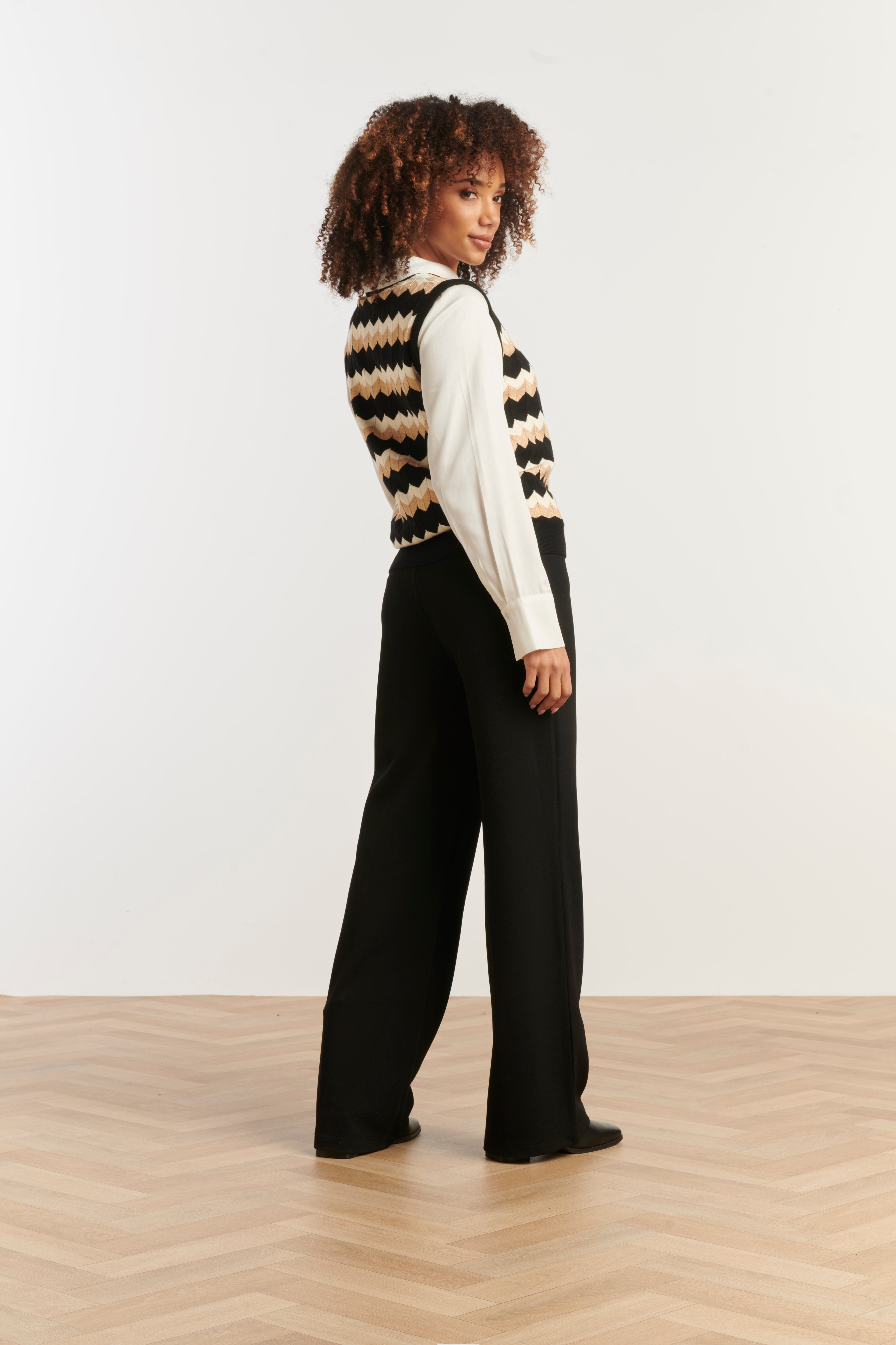 25525 Zigzag Top In Zwarten Zand – Mouwloze Gebreide Spencer | Black - Sand