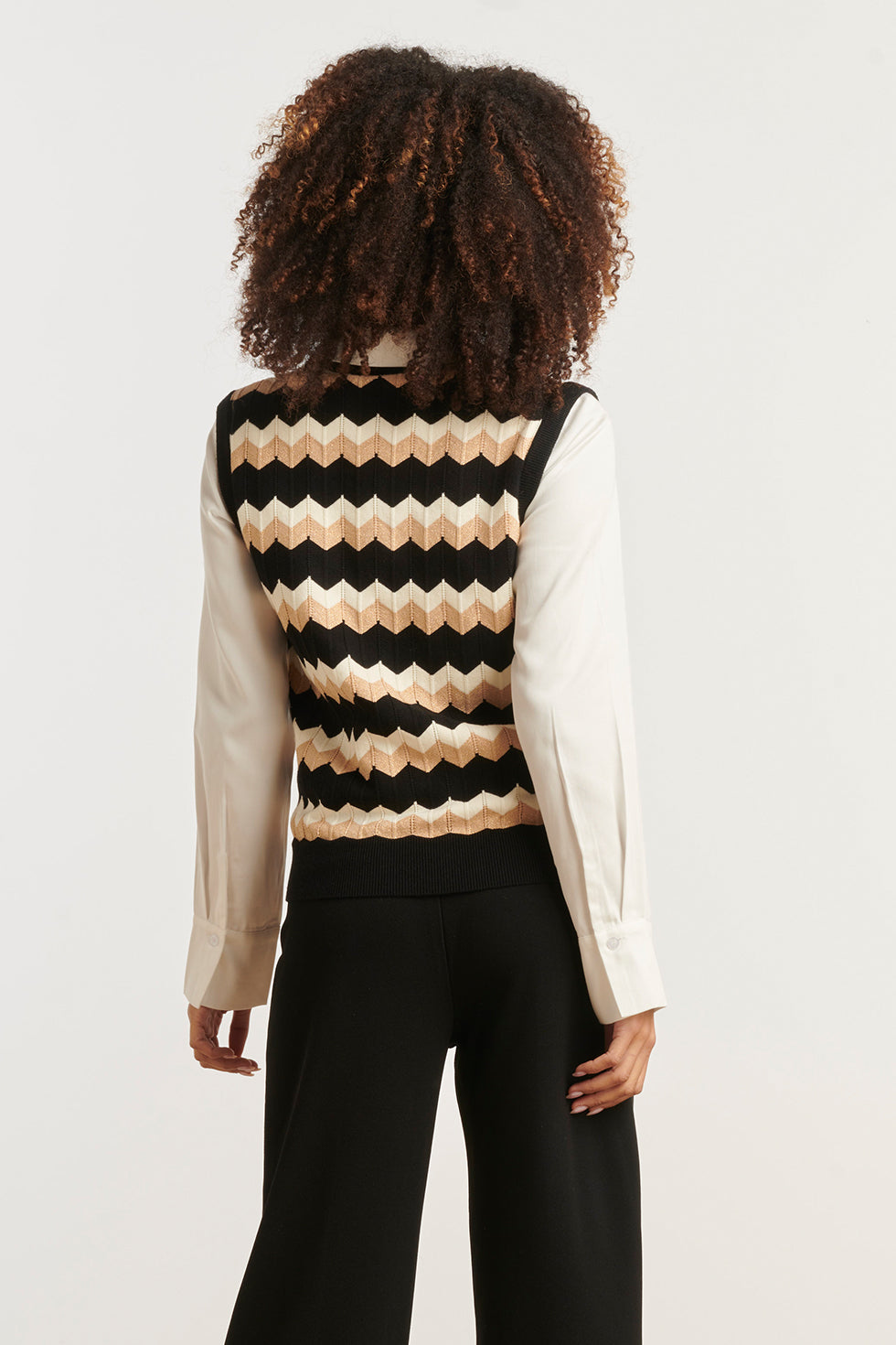 25525 Zigzag Top In Zwarten Zand – Mouwloze Gebreide Spencer | Black - Sand