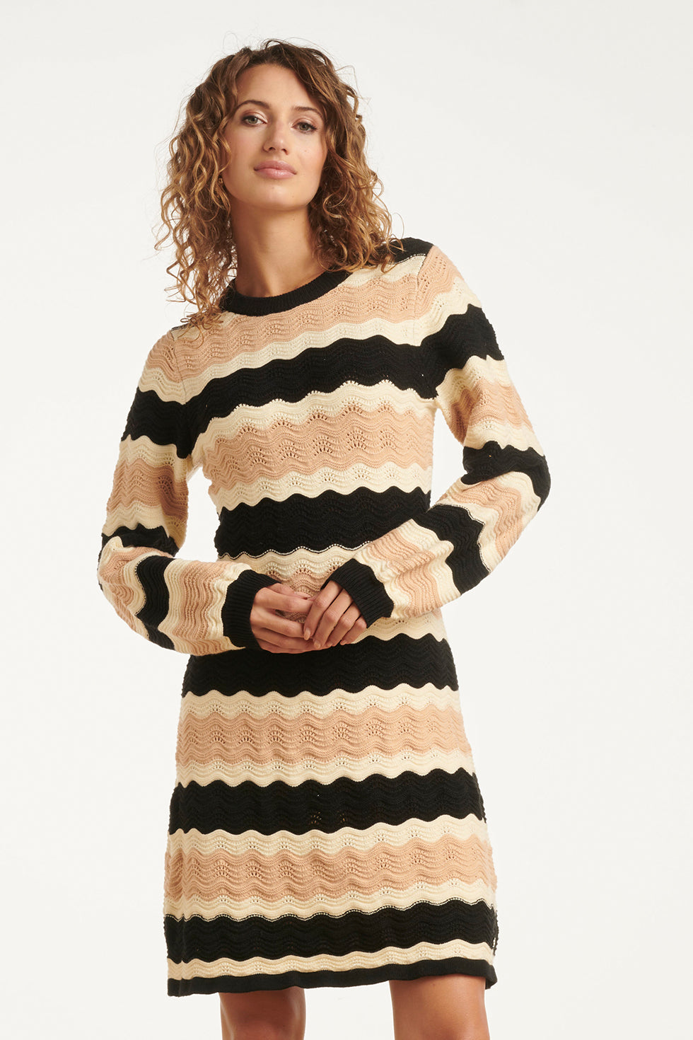 25527 Smashed Lemon Damesgebreide Jurk Zand met Golfpatroon Pof... | Black - Sand