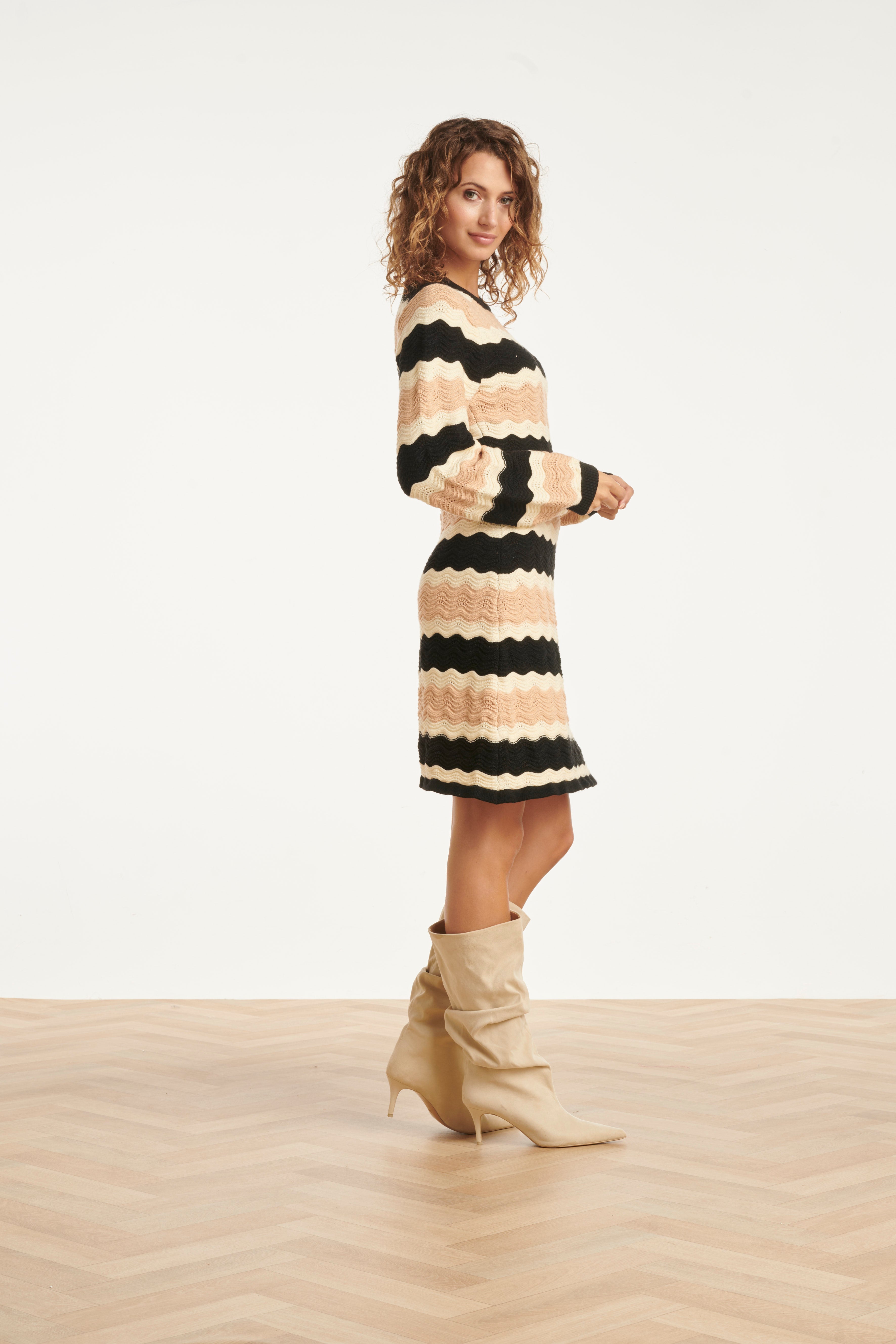 25527 Smashed Lemon Damesgebreide Jurk Zand met Golfpatroon Pof... | Black - Sand