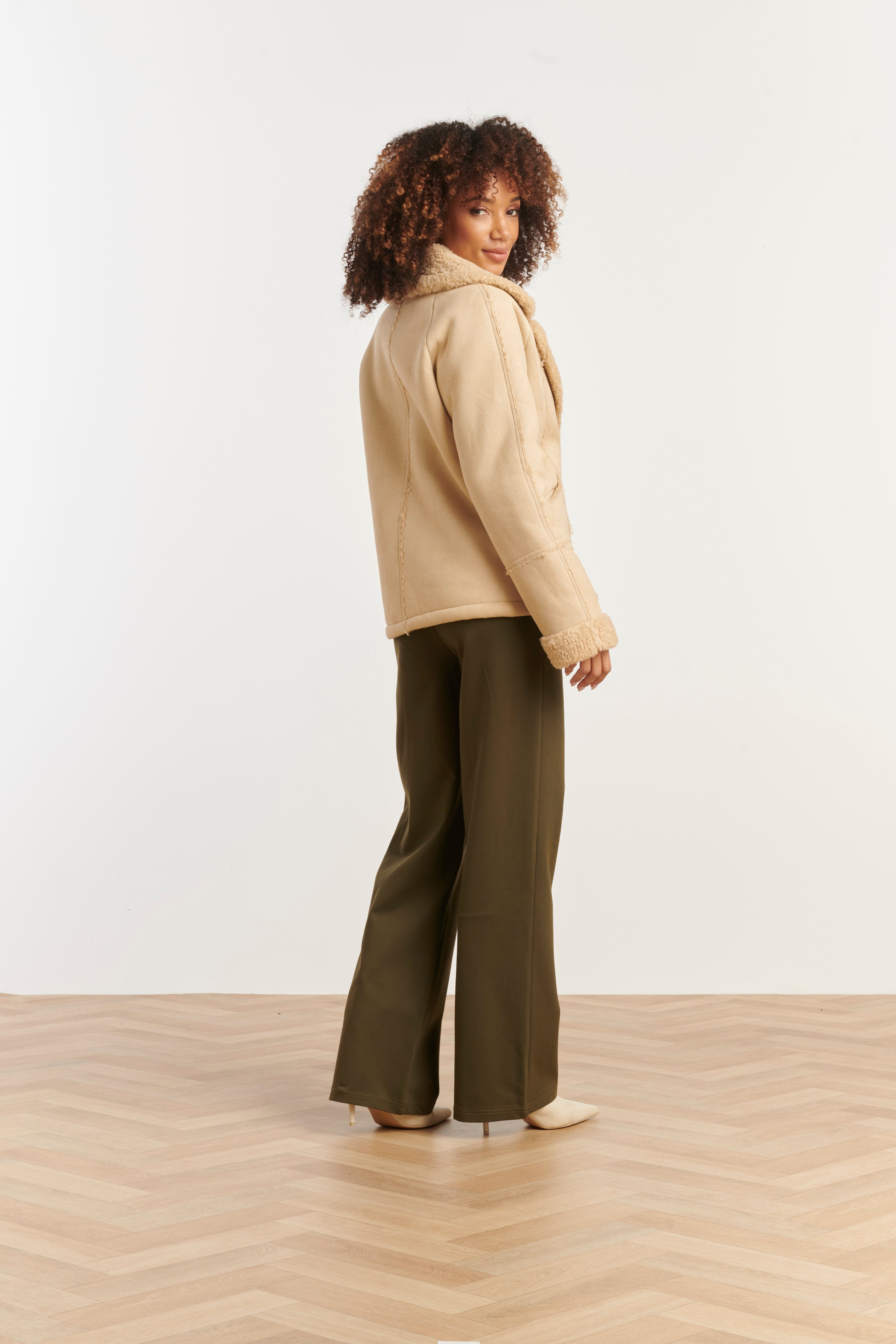 25553 Smashed Lemon Korte Lammy Jas met Reverskraag | Sand