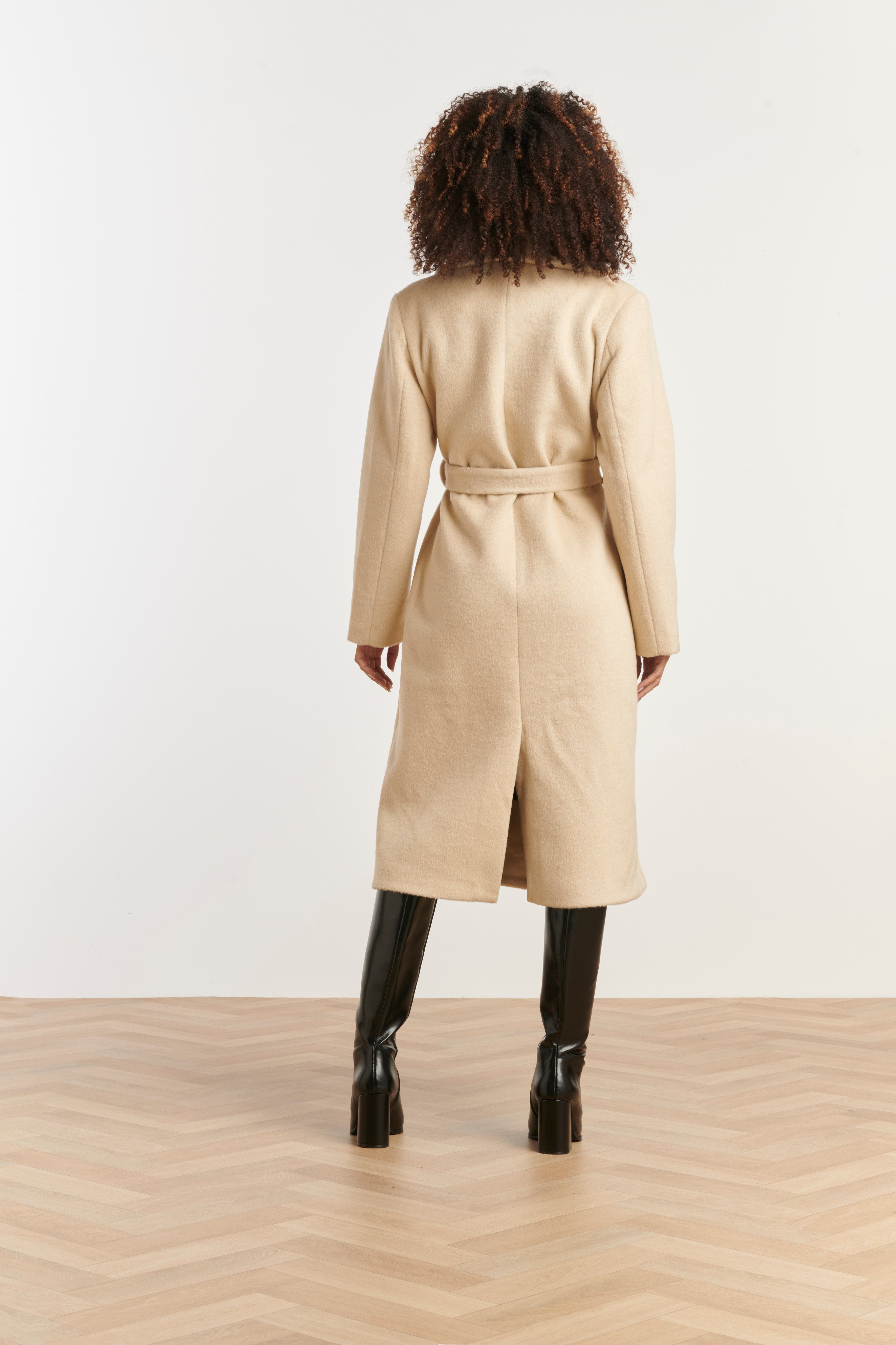 25555 Smashed Lemon Lange Uni Jas met Ceintuur | Sand