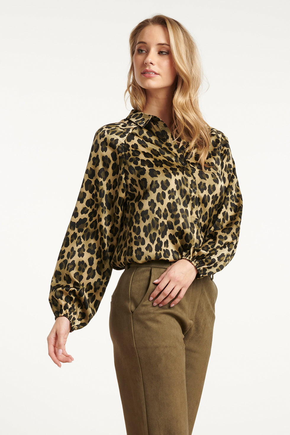 25560 Satijnen Blouse met Luipaardprint en Pofmouwen in Army en Zwart | Army - Black