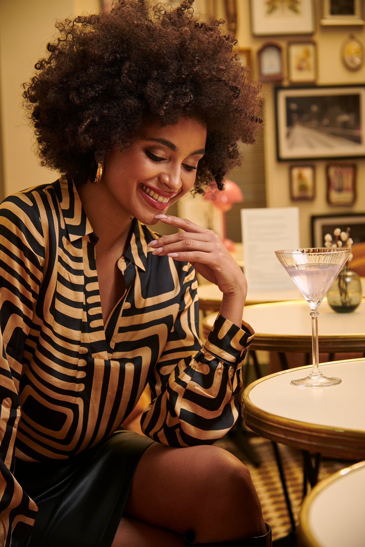 25579 Zwart en Goud Grafische geprint  Top met Kraag | Black - Camel