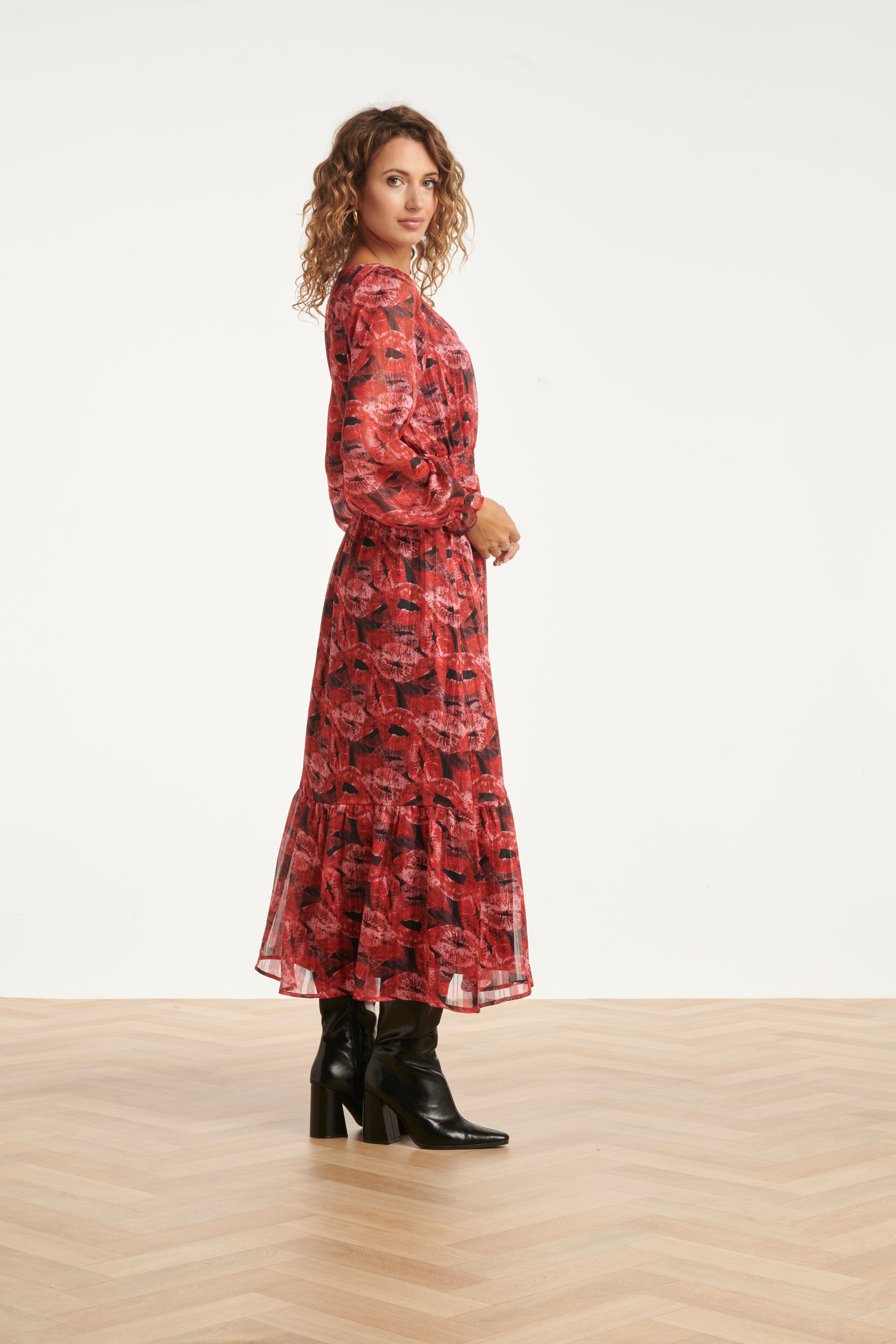 25589 LippEnprInt Chiffon Maxi Jurk in Rood en Zwart | Red - Black