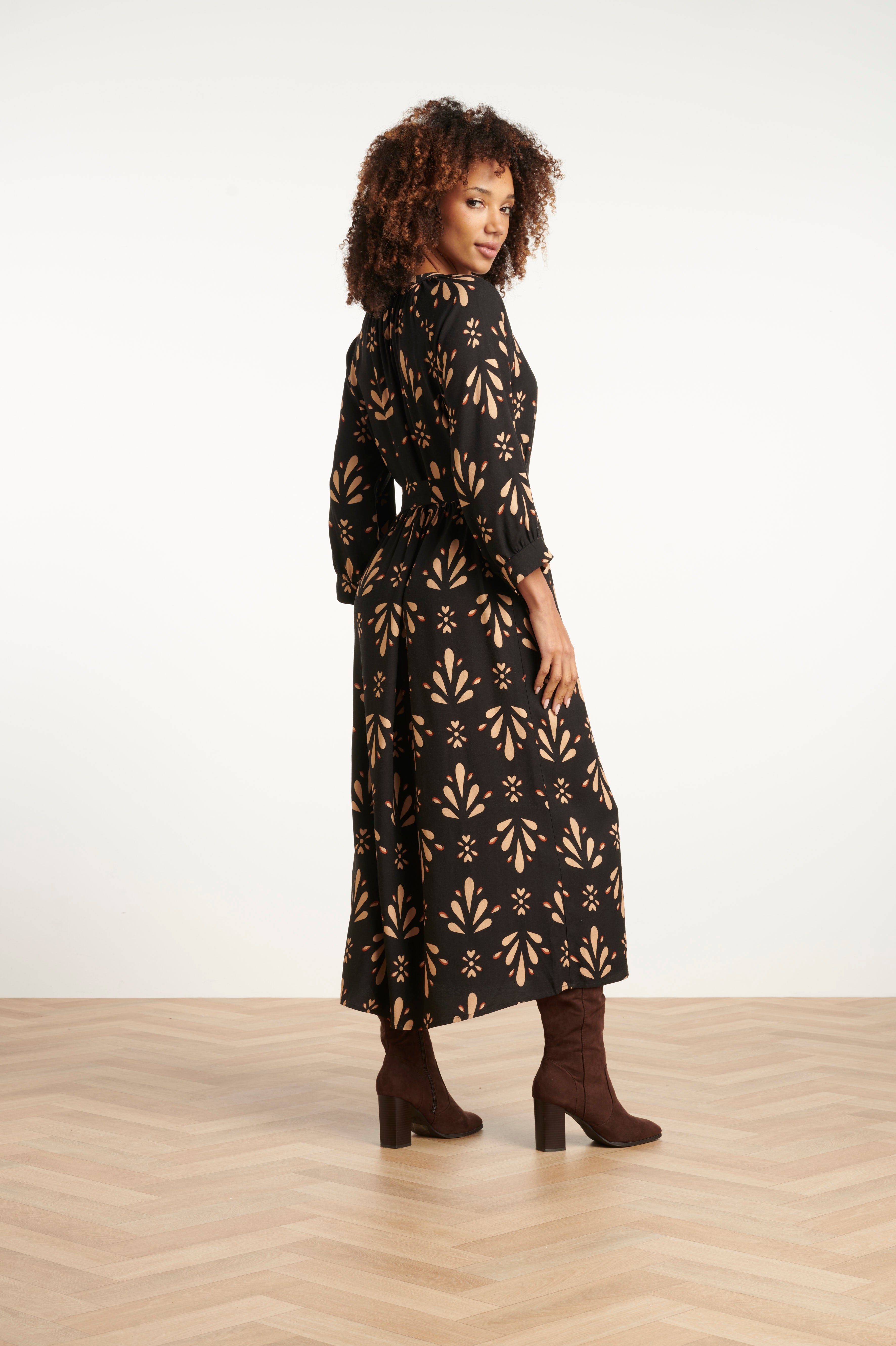 25599 Ornament Geprint Maxi Jurk in Zwart en Camel | Black - Camel