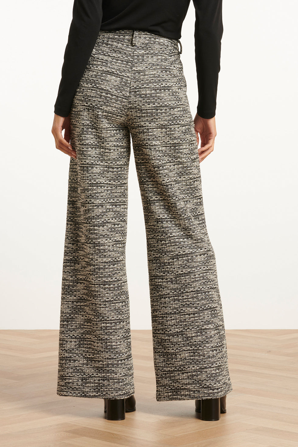 25606 Losvallende Zwart wit broek met Wijde Pijpen en Tweedlook Stof | Black White