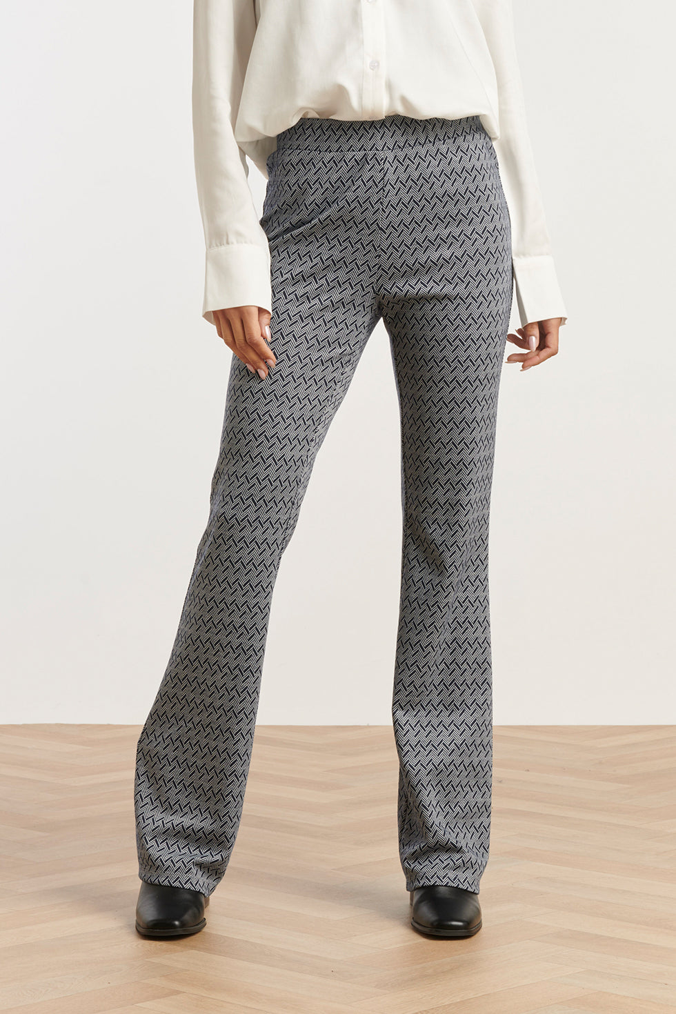 25640 Navy en Witte Geometrische Broek | Black White