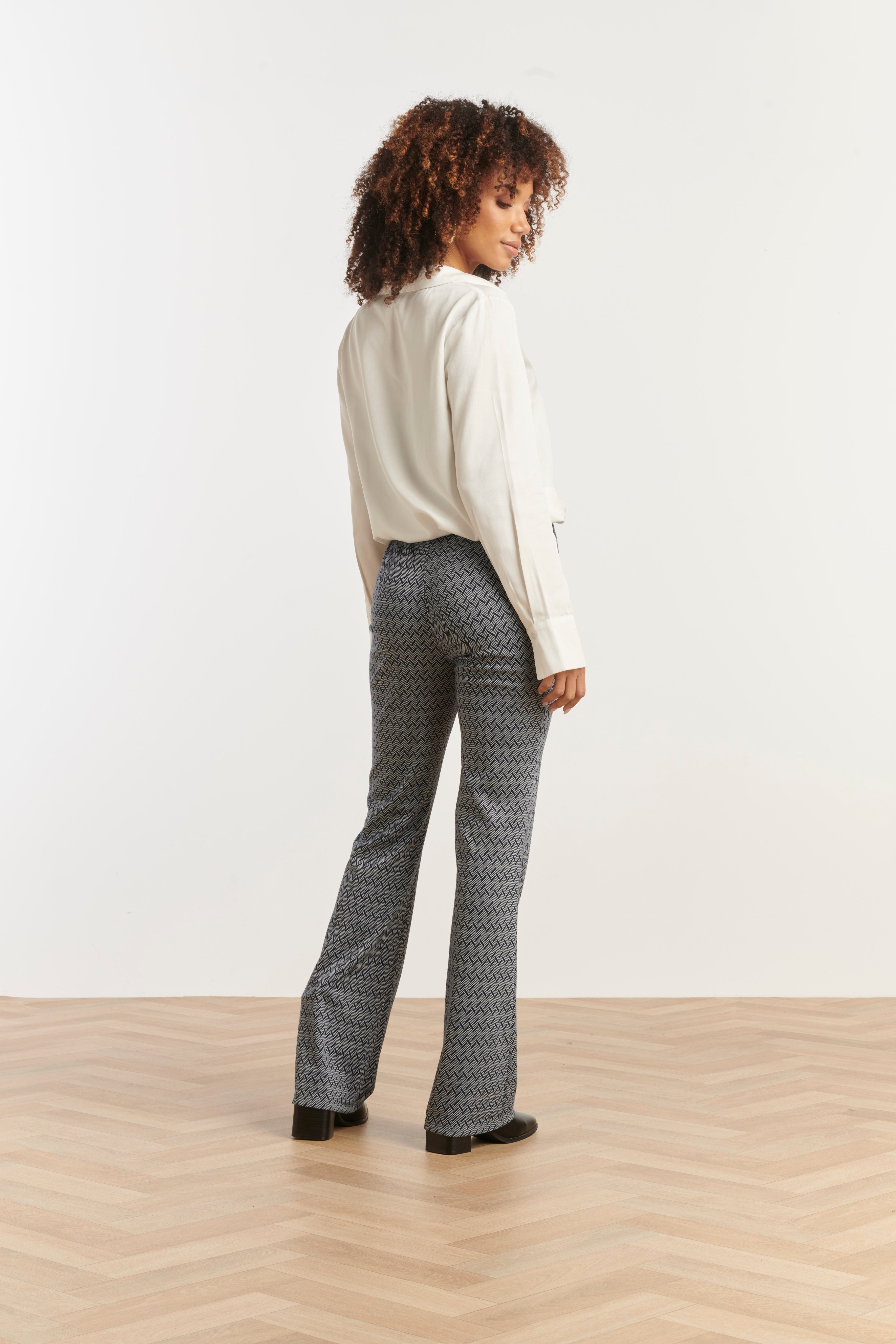 25640 Navy en Witte Geometrische Broek | Black White