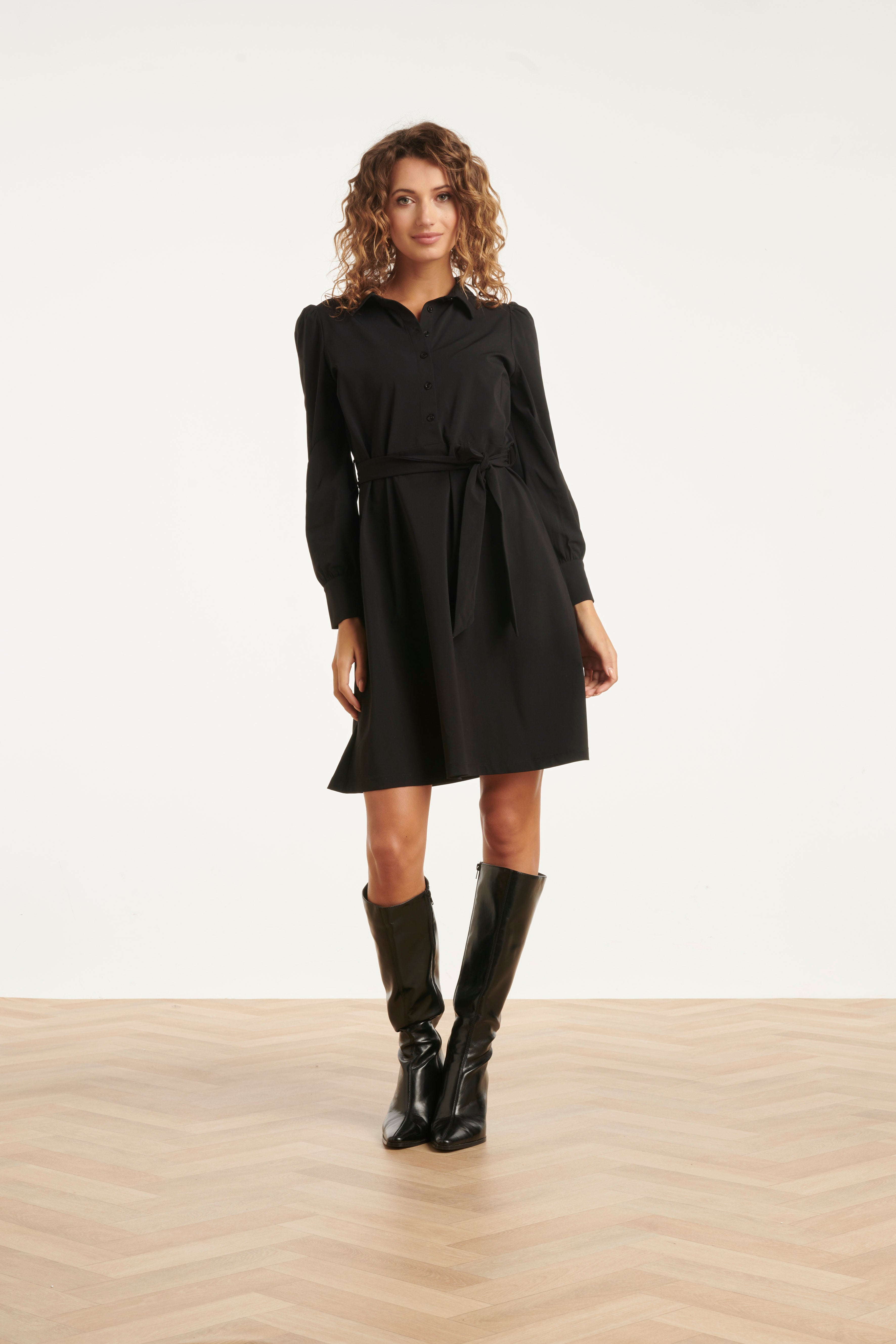 25660 Zwarte Uitlopende Jurk in Travelkwaliteit | Black