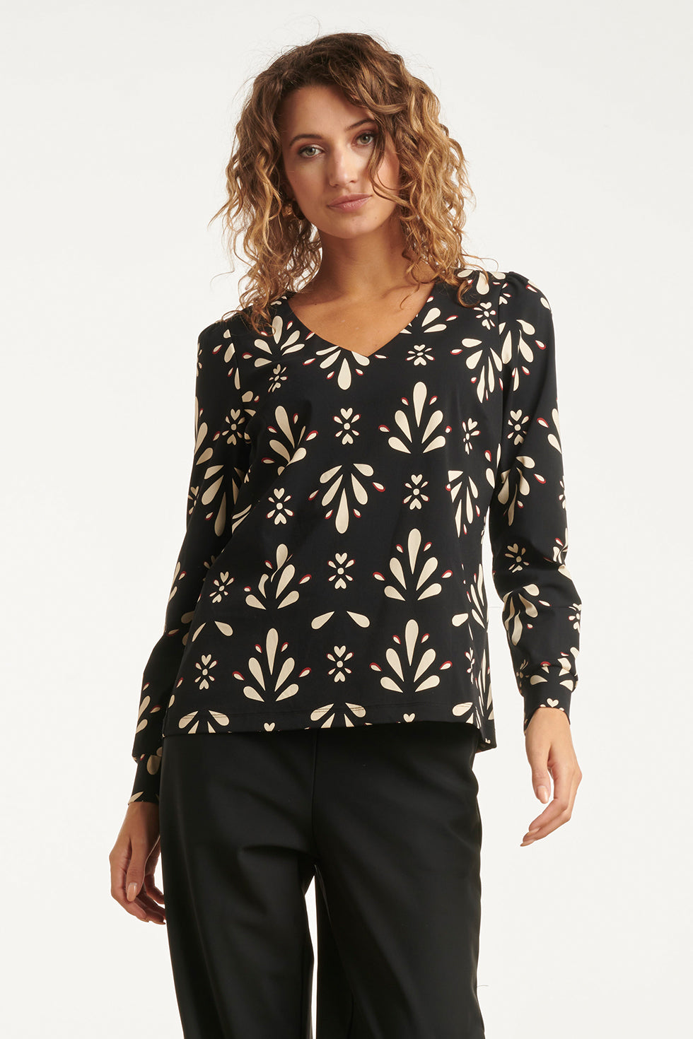Zwart En Wit Getailleerde Top Met Ornamentaal Print In Travelkwaliteit | Black - Off White