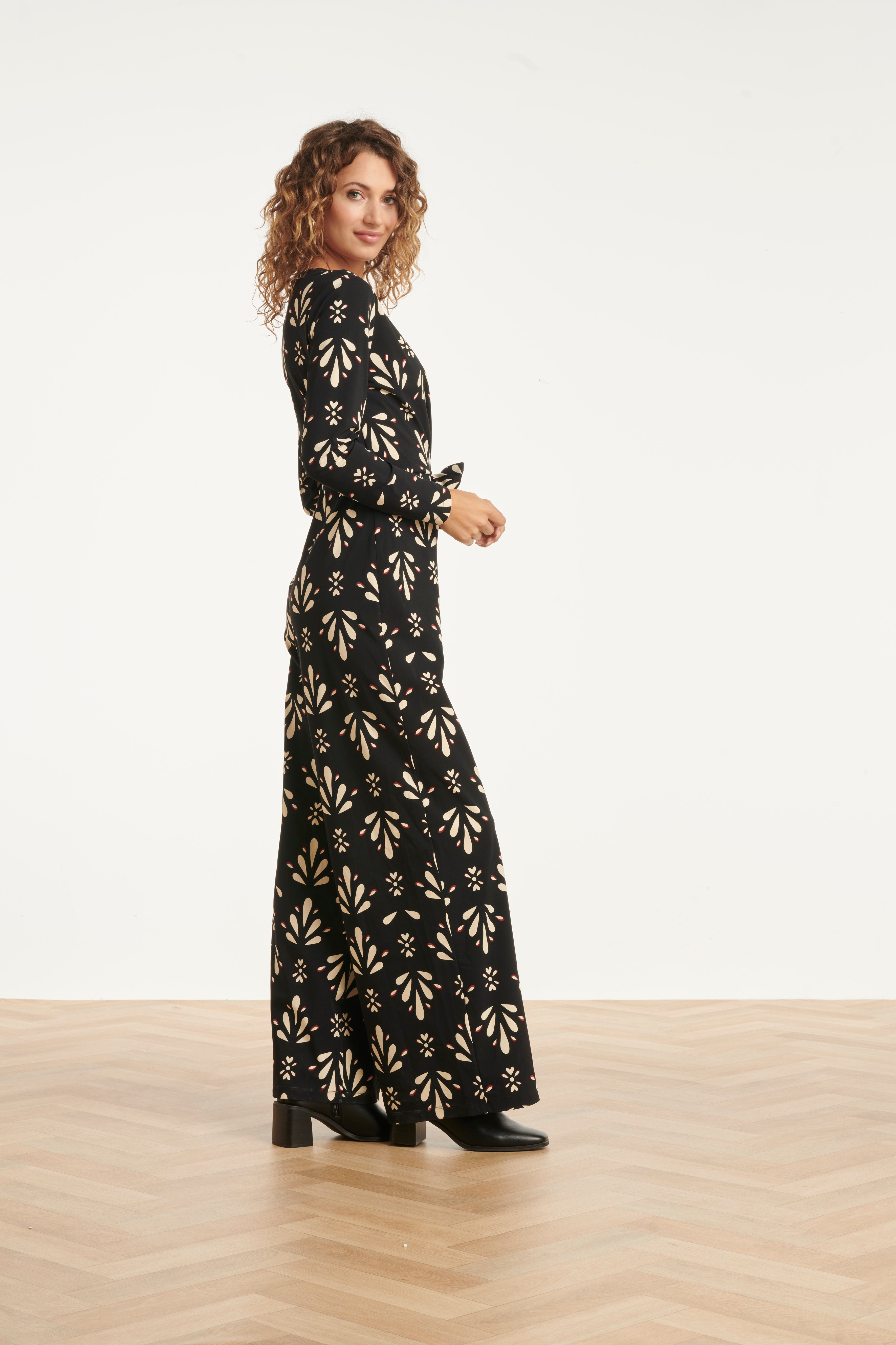 25666 Zwart En Wit Ornamentaal PrInt Jumpsuit in Travelkwaliteit | Black - Off White