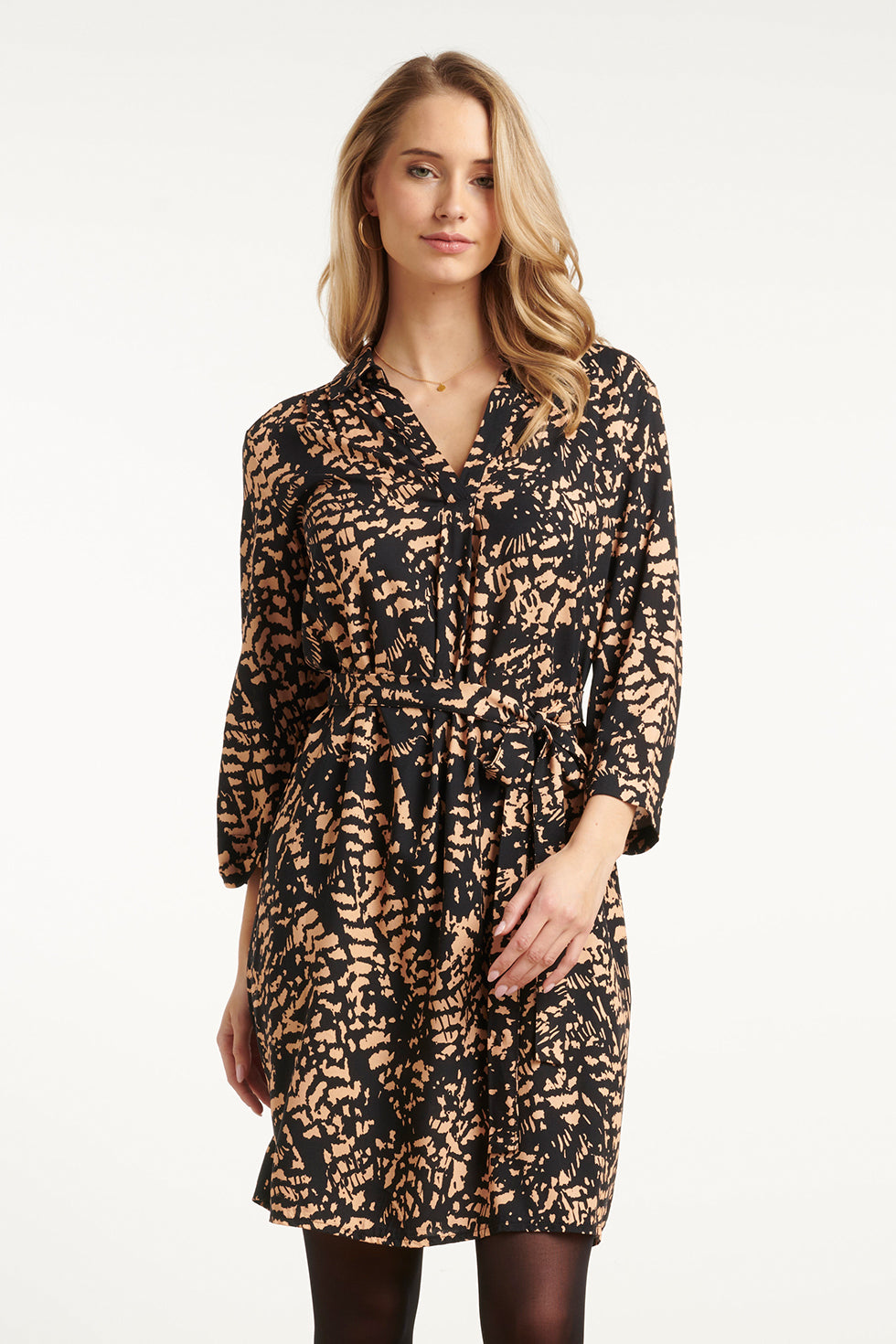 25692 Korte Jurk met Abstract zwart en Camel print | Black - Camel
