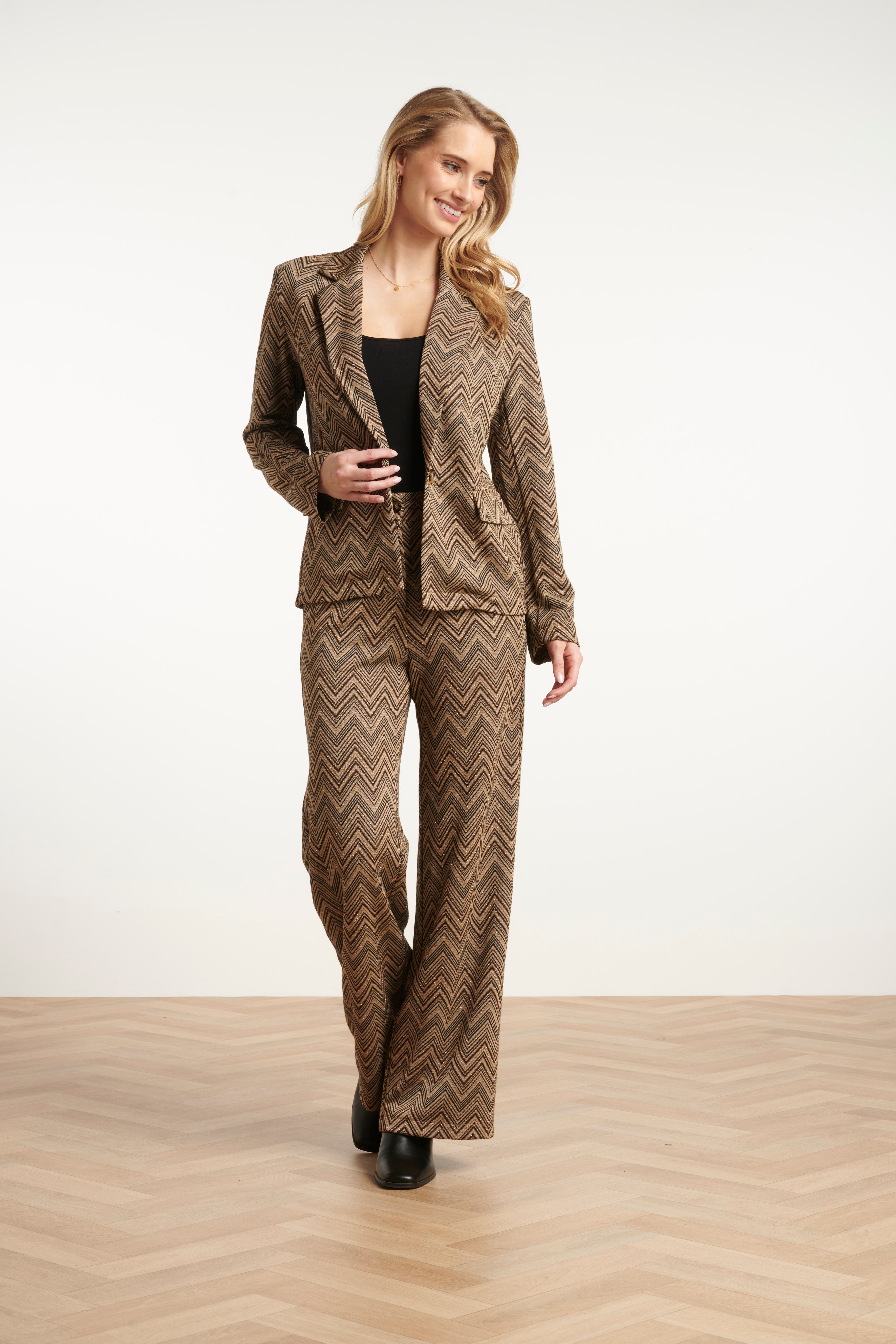 25716 Zand en Gouden Blazer met Zigzagprint | Sand - Gold