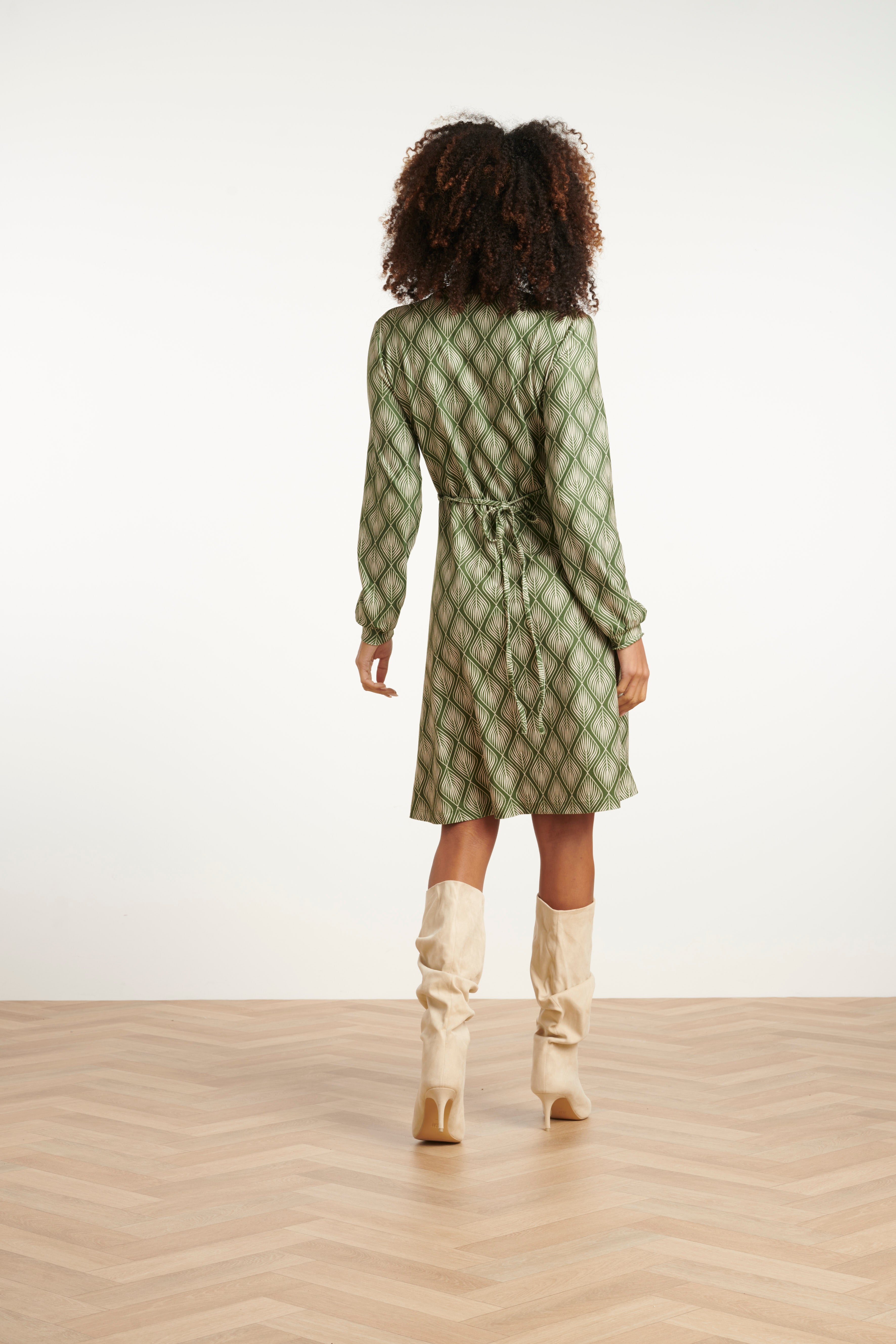 25726 Army en Off-white Blad Geprint Jurk in Stretchstof | Army - Off White