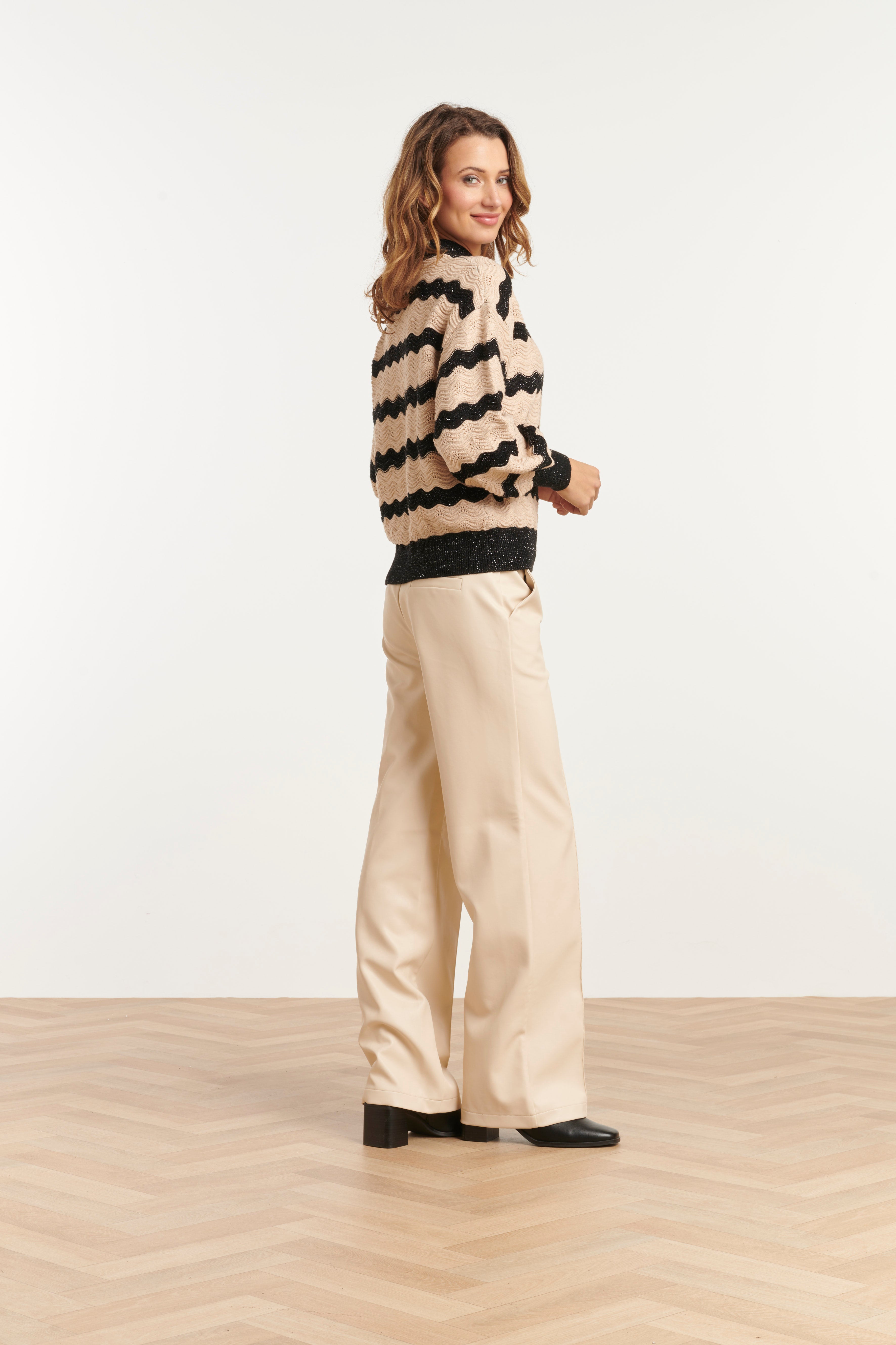 25737 – Smashed Lemon Gebreide trui met golfstructuur | Black - Sand