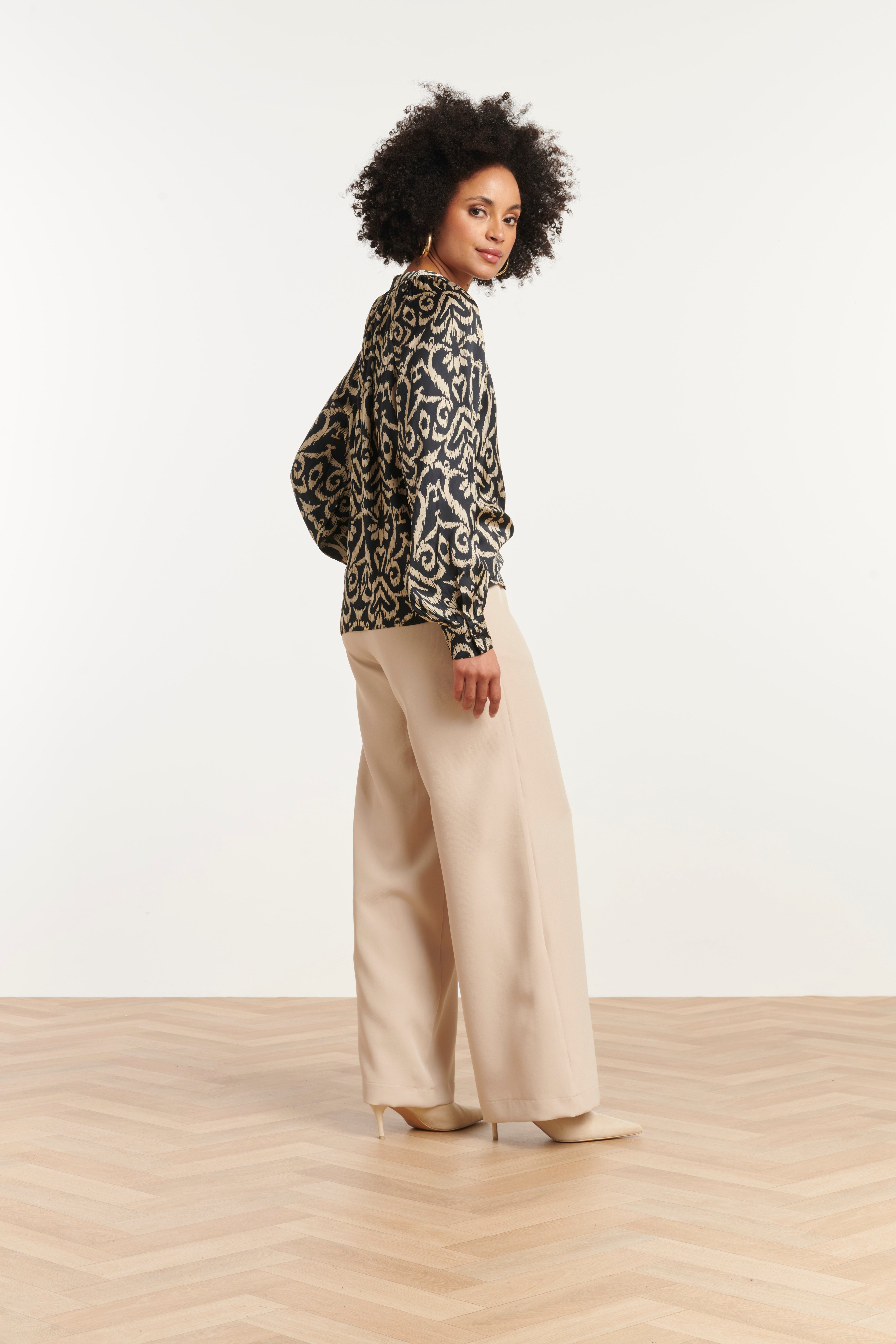 25776 – Smashed Lemon Satijn viscose blouse met Aztec print | Black - Sand