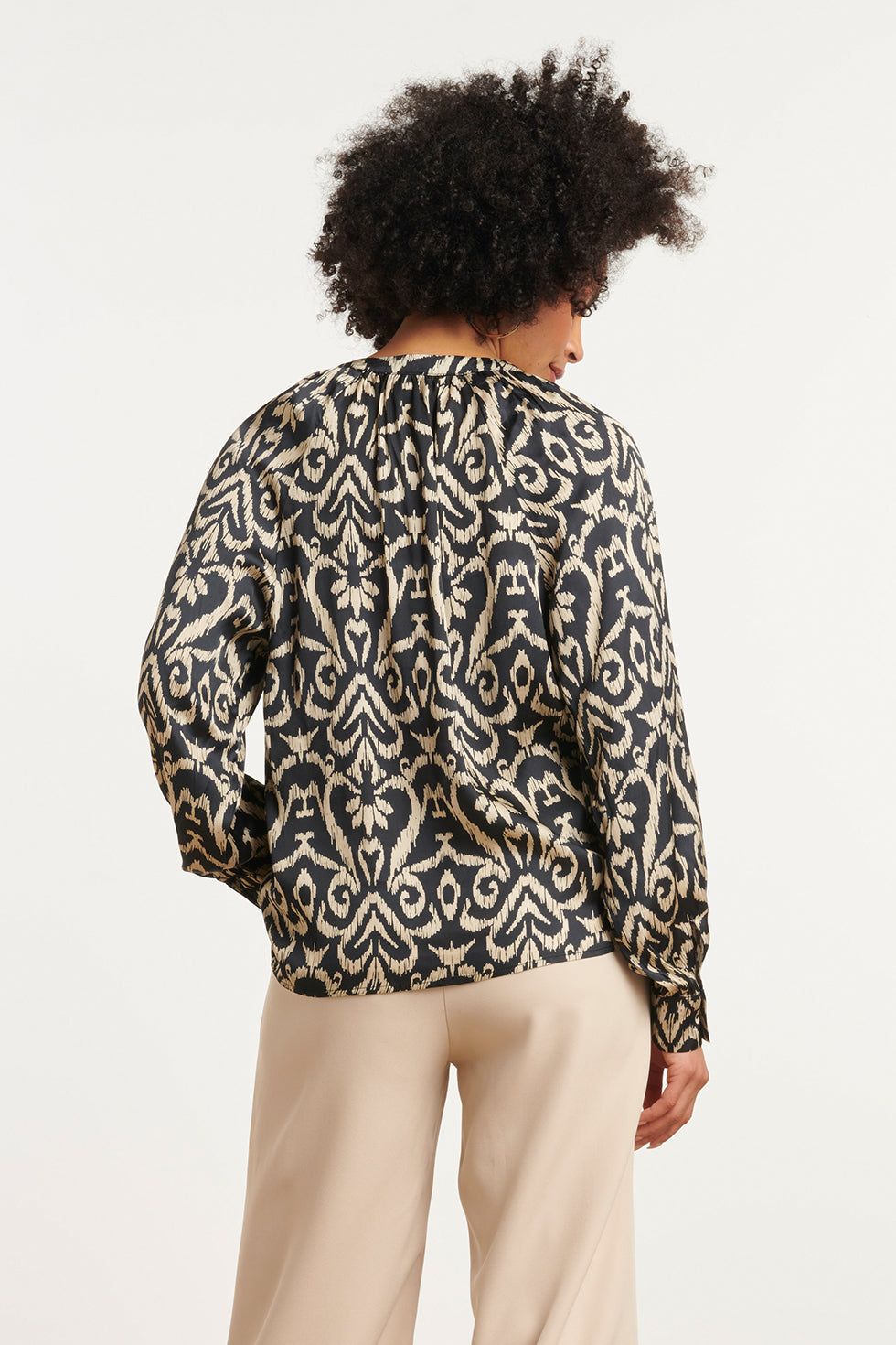 25776 – Smashed Lemon Satijn viscose blouse met Aztec print | Black - Sand