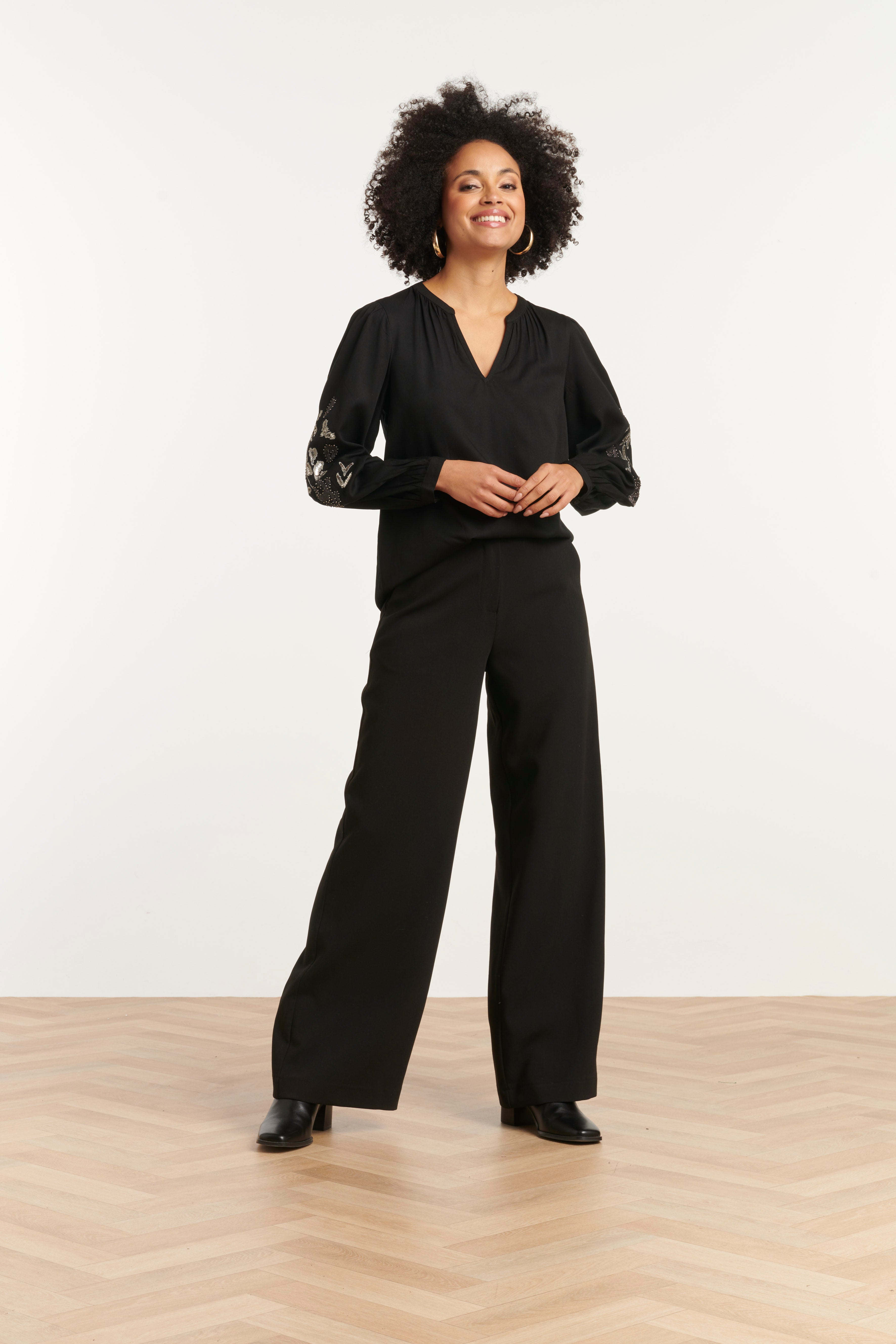 25795 – Smashed Lemon Top met handgeborduurde mouwen | Black - Silver