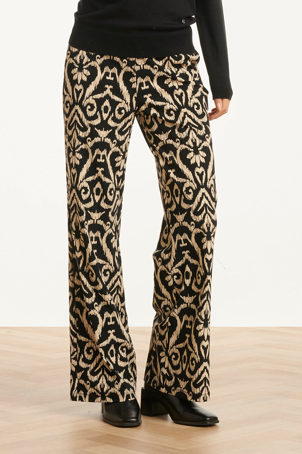25812 – Smashed Lemon travel broek met Aztec-print | Black - Sand