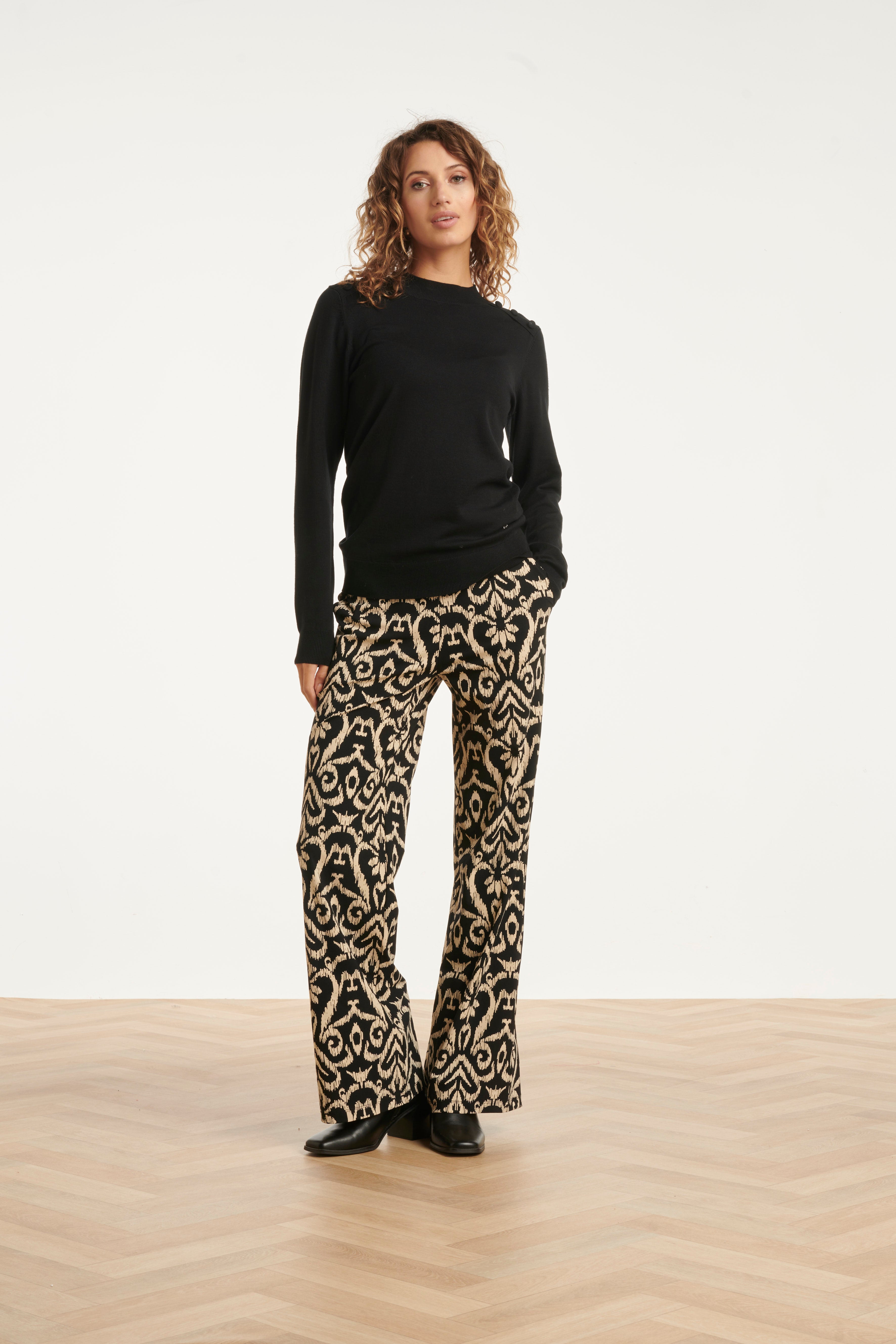 25812 – Smashed Lemon travel broek met Aztec-print | Black - Sand