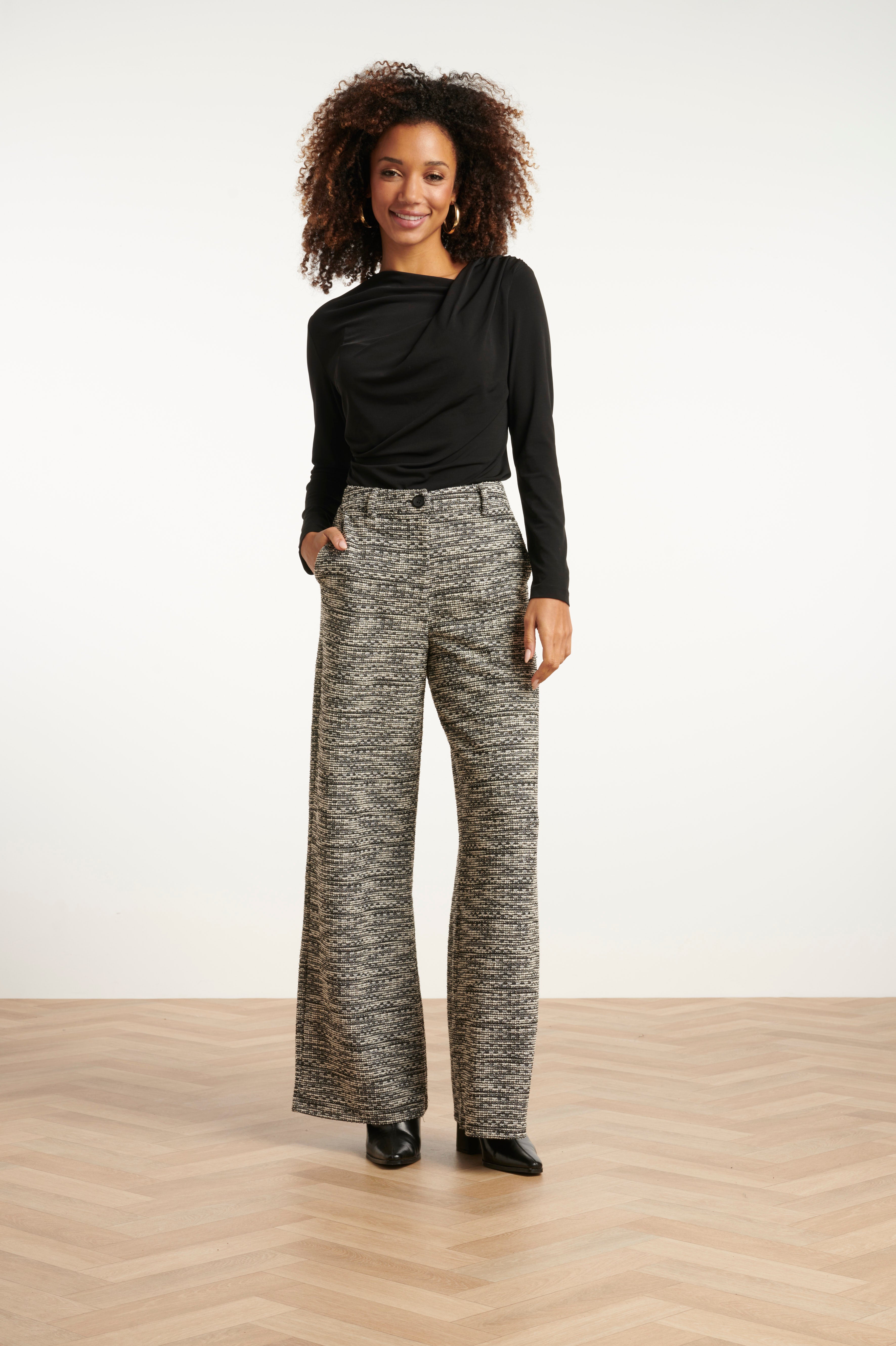 Losvallende Zwart wit broek met Wijde Pijpen en Tweedlook Stof | black-white