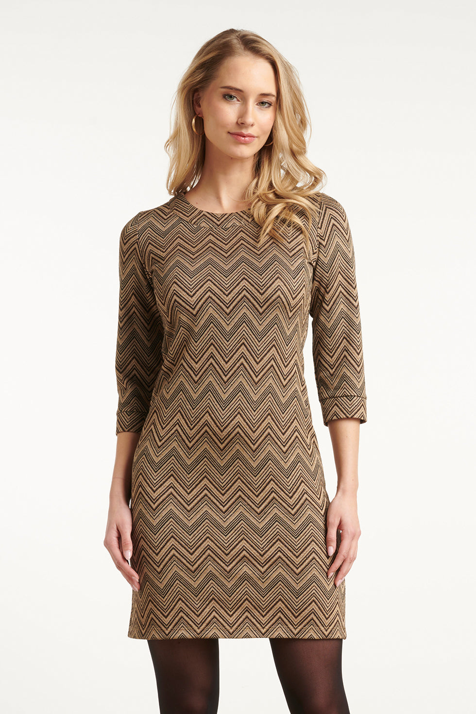 Zand En Gouden Getailleerde Jurk Met Zigzagprint | Sand-Gold