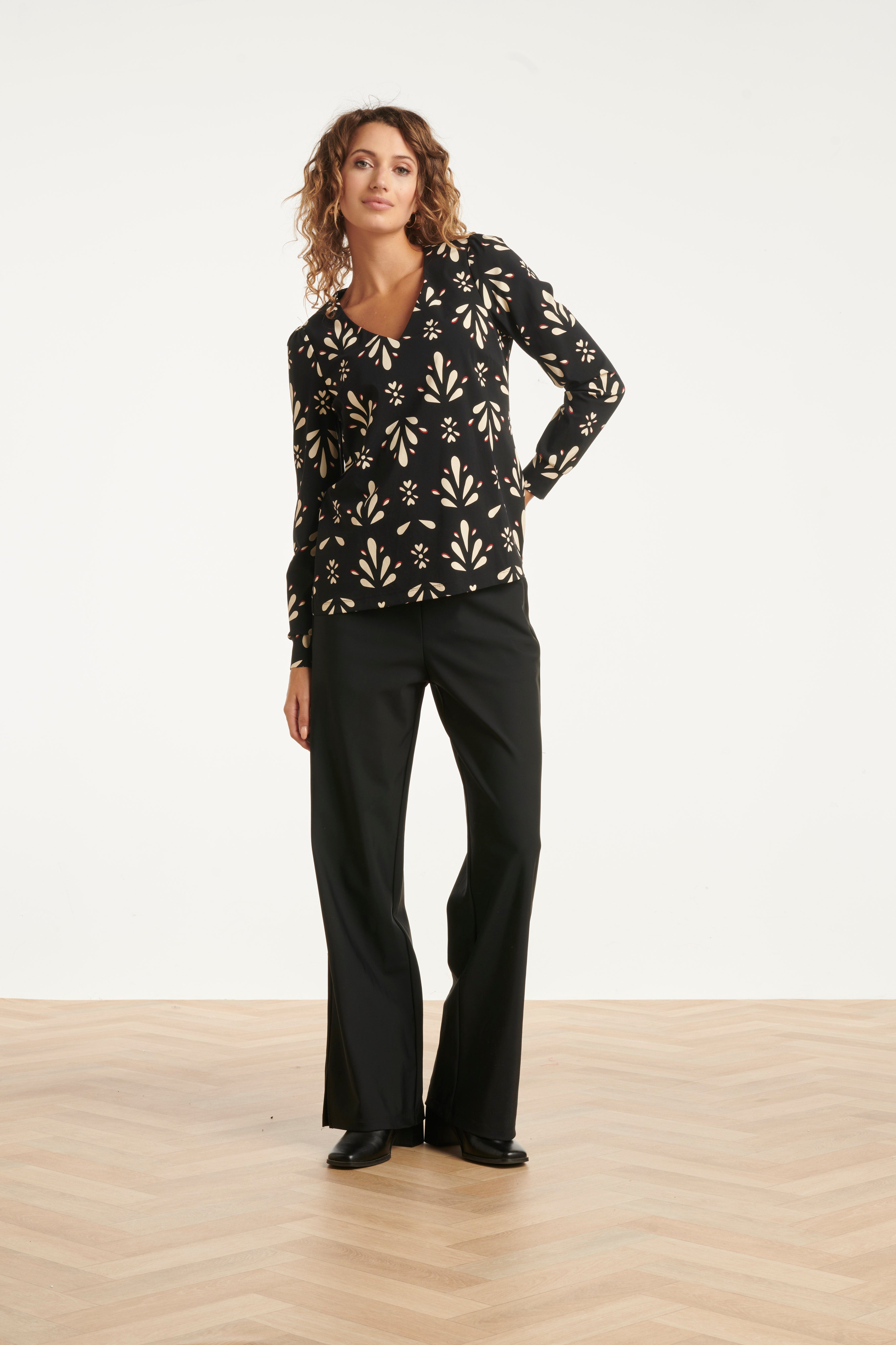 Zwart En Wit Getailleerde Top Met Ornamentaal Print In Travelkwaliteit | Black - Off White